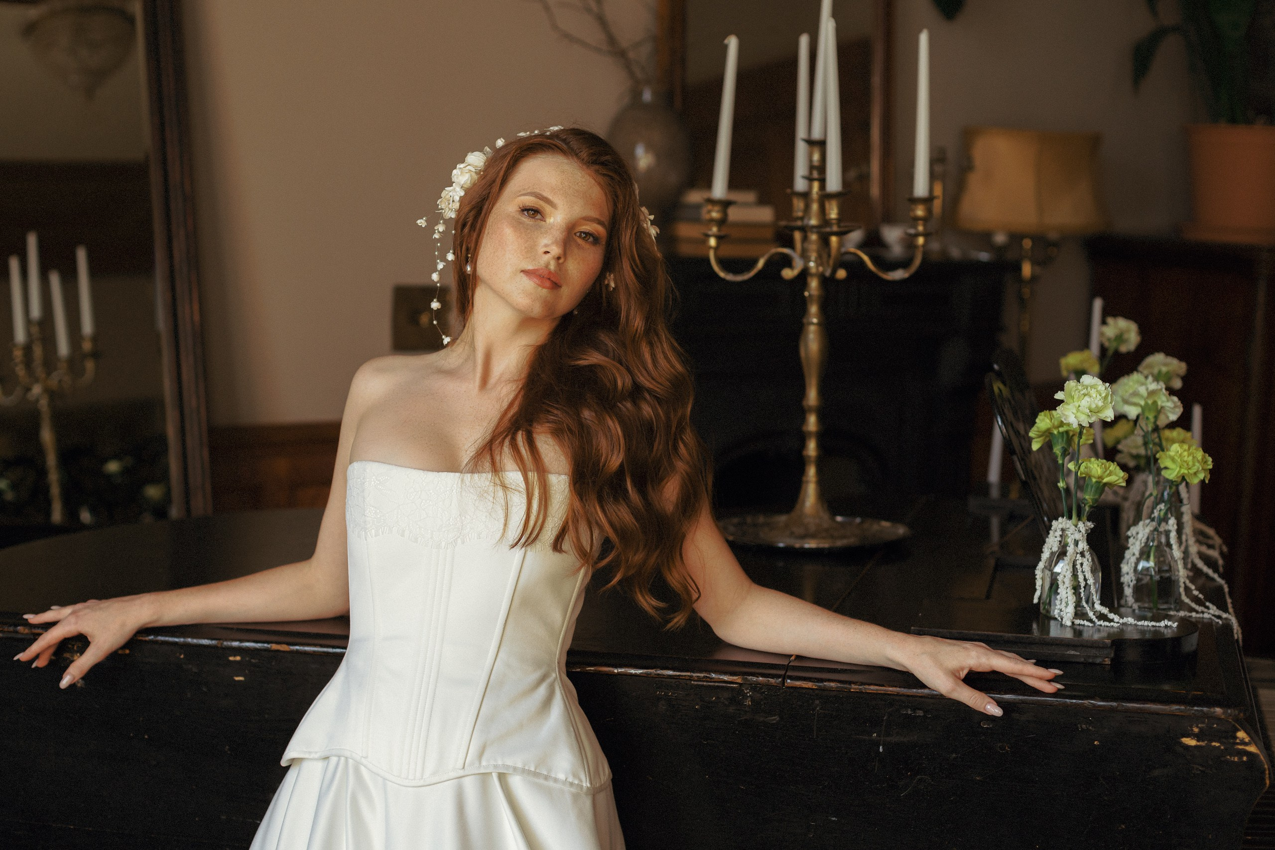 Невеста в интерьере с канделябрами и цветами — камерная свадьба в Санкт-Петербурге