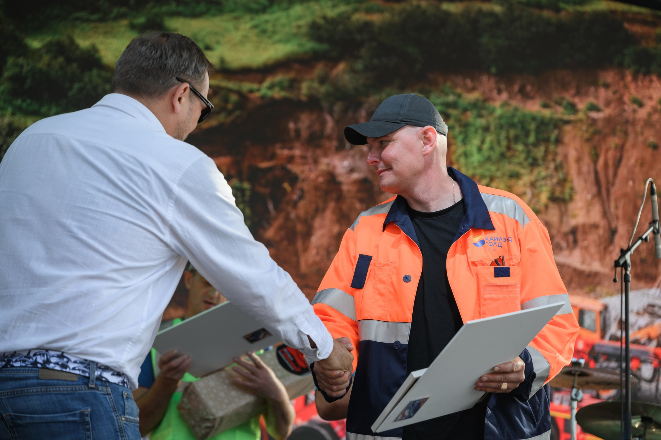 Фотосъемка Дня горняка в центре Петропавловска-Камчатского. Профессиональная репортажная съемка праздника горняков в Петропавловске-Камчатском. Яркие моменты с концерта и награждения работников отрасли. Эмоциональные кадры с городского праздника в Петропавловске-Камчатском. Фотосъемка корпоративных мероприятий и праздников в Петропавловске-Камчатском.