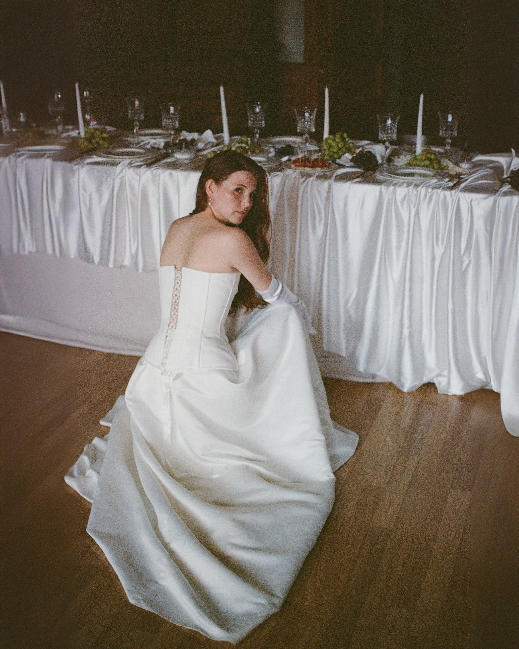 Невеста у праздничного стола — свадебная съёмка на плёнку с мягким светом