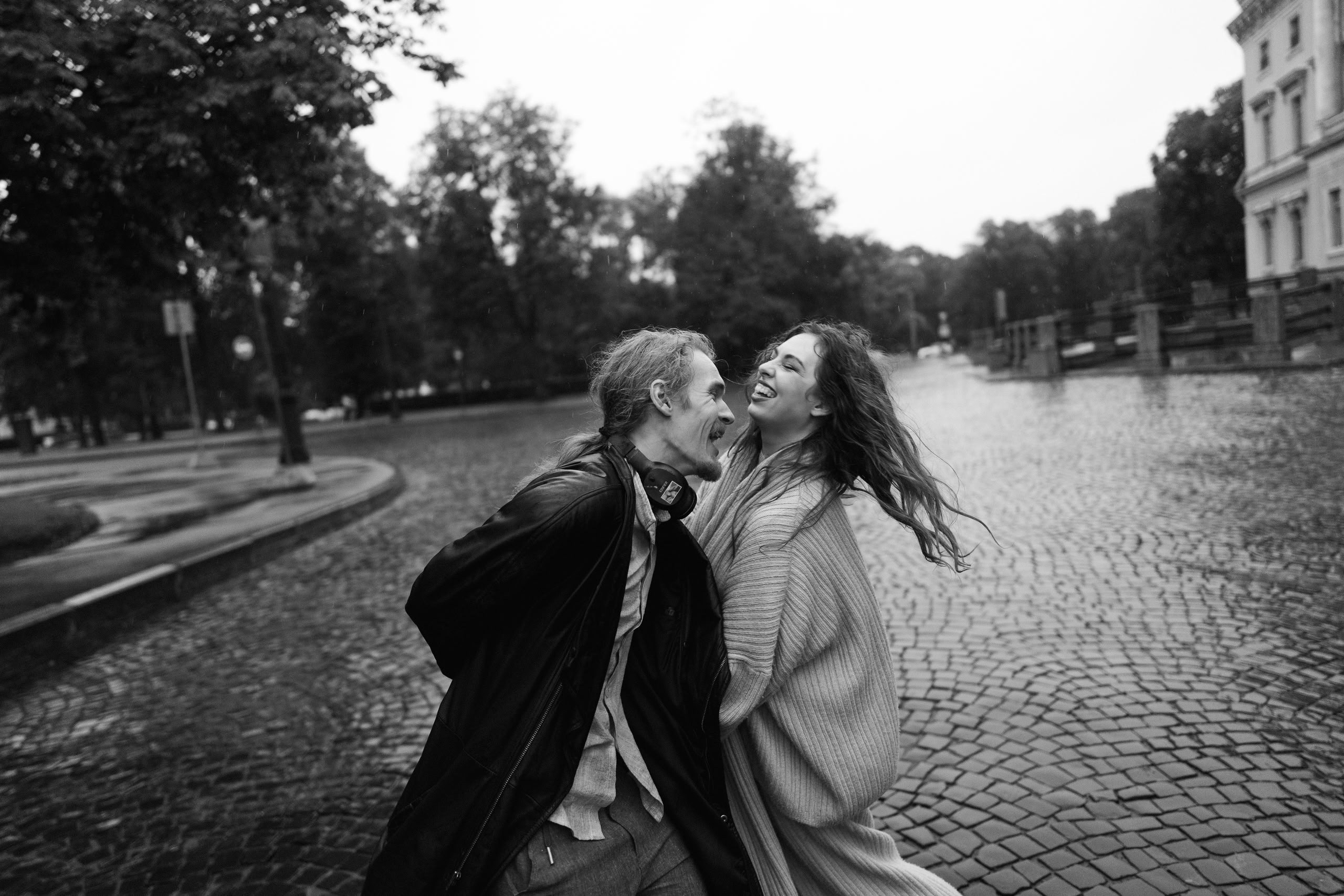 Сценка в движении: дождь, романтика и кирпичная мостовая