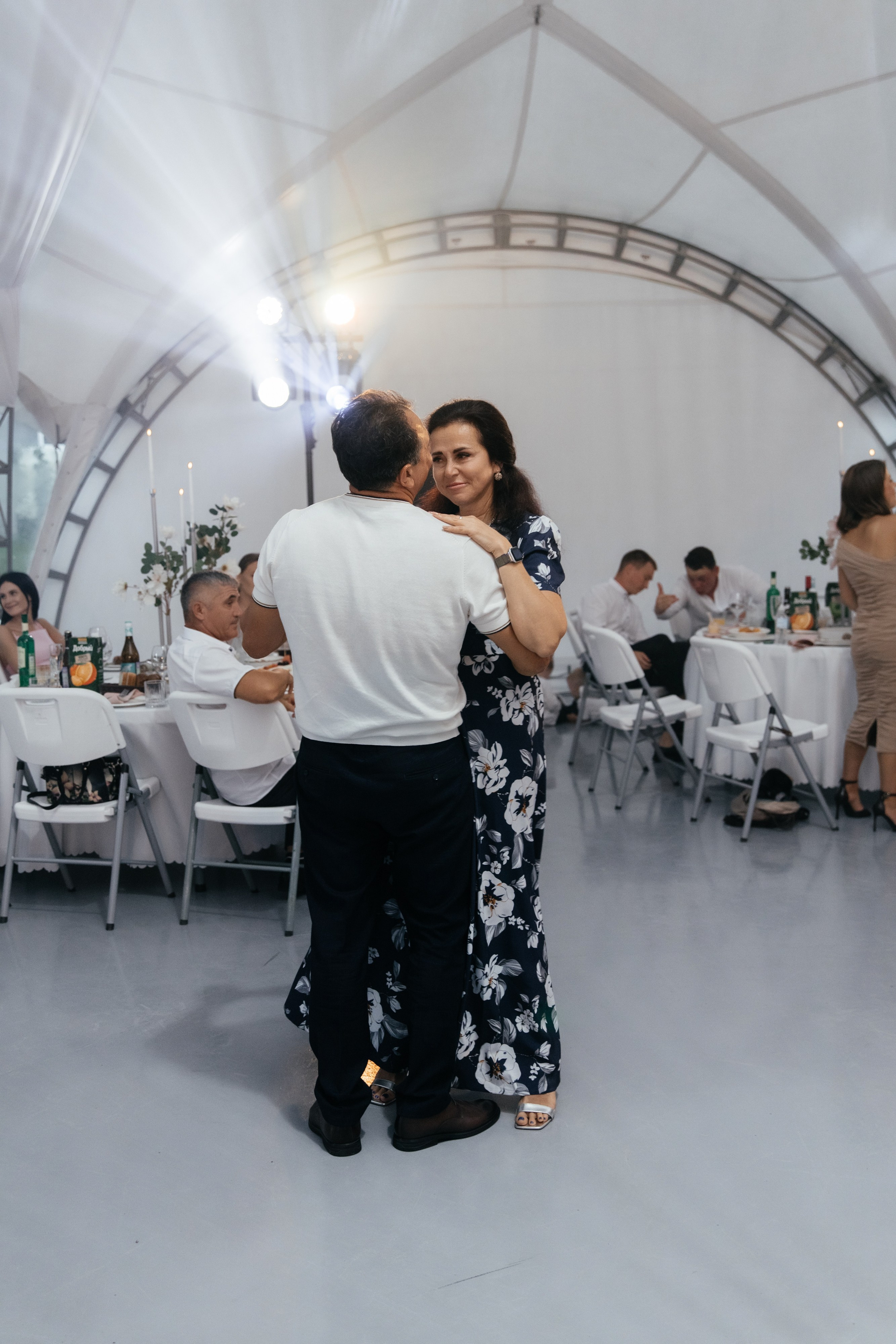 Я создаю профессиональные фотографии, которые сохраняют эмоции, детали и атмосферу вашего праздника. Свадебный фотограф во Владивостоке