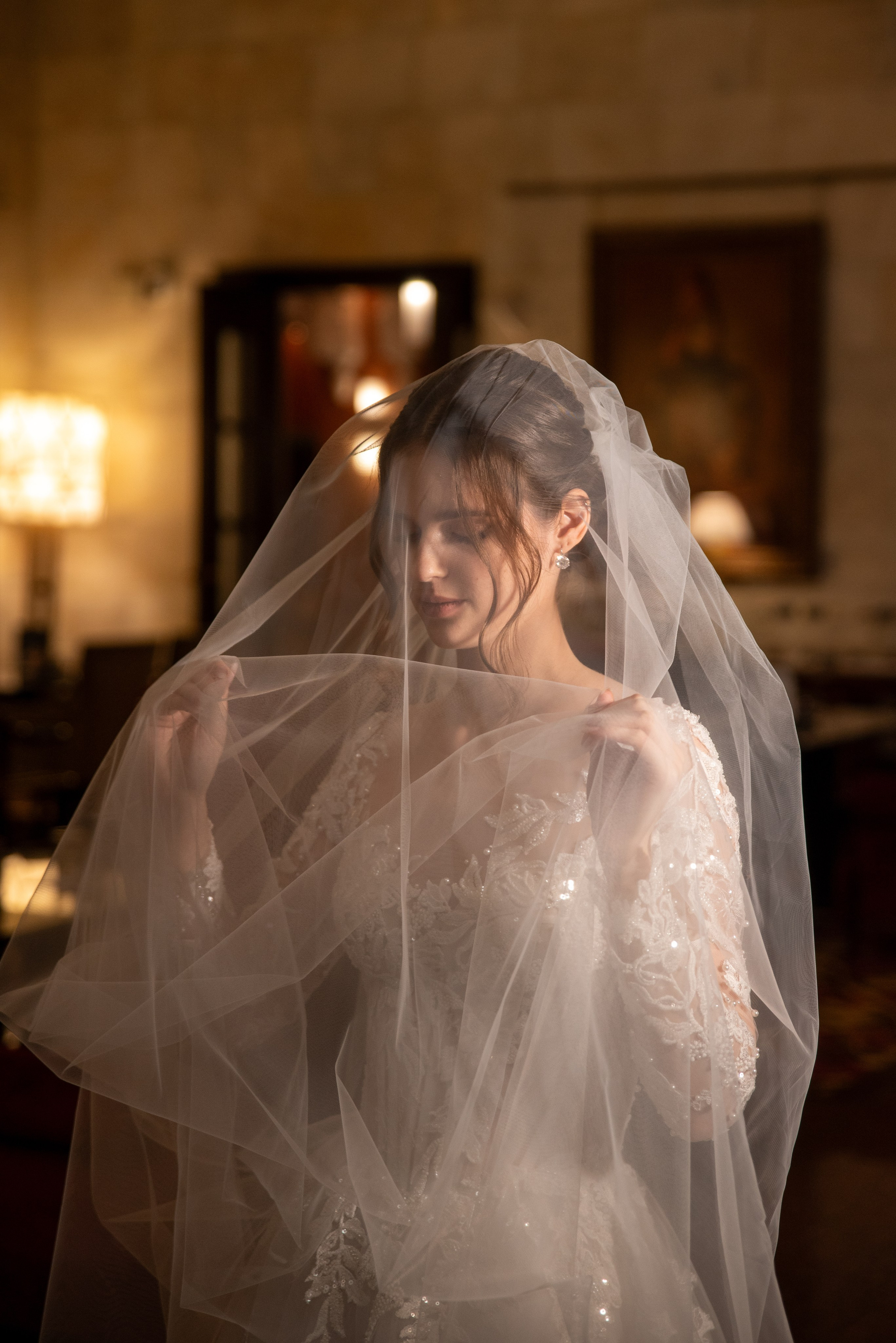 свадебная фотосессия в Москве, фото невесты в фате. Невеста поднимает фату. Утро невесты и жениха