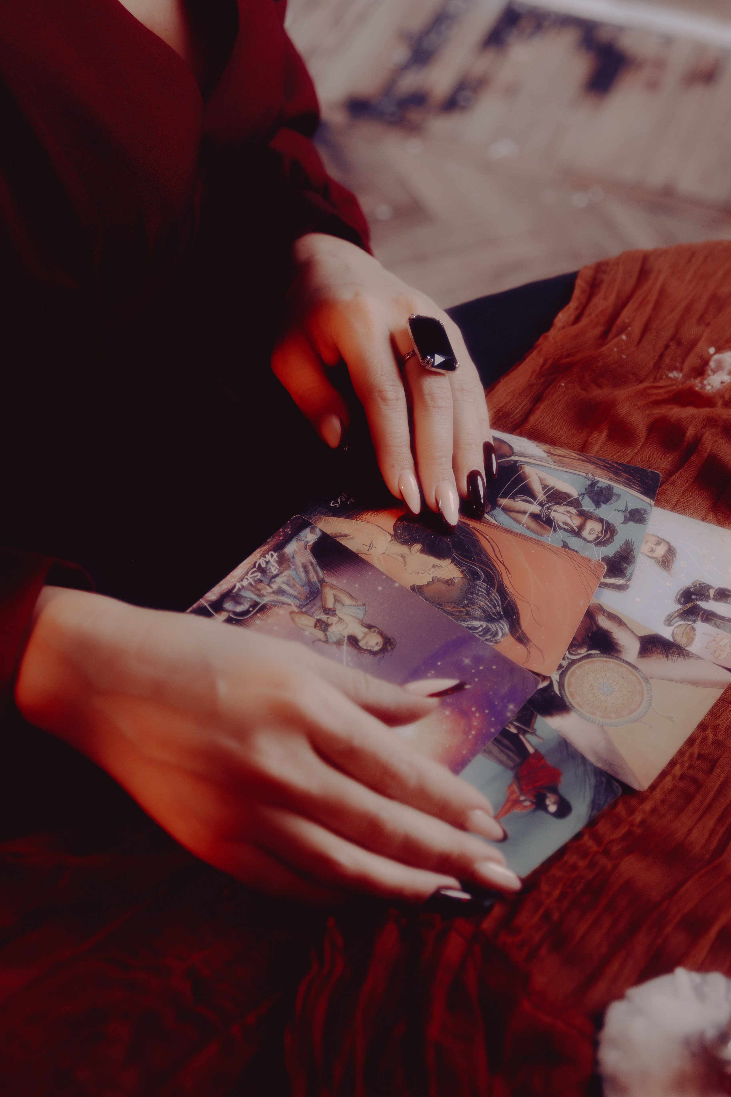 Крупный план рук таролога, держащих карты. Детальная проработка текстуры кожи и карт усиливает реалистичность.