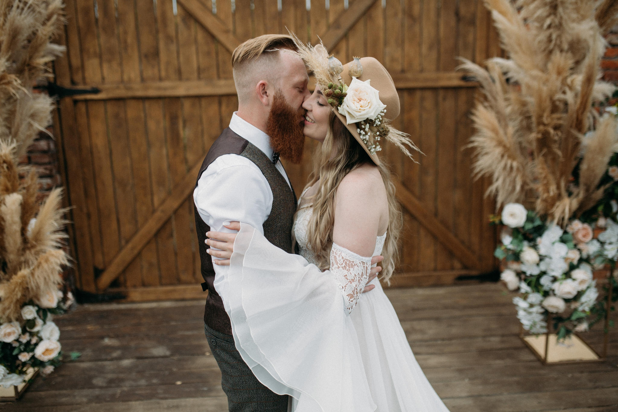 Амбарные ворота. Локация для церемонии и фотосессии. Свадебная площадка РАНЧО