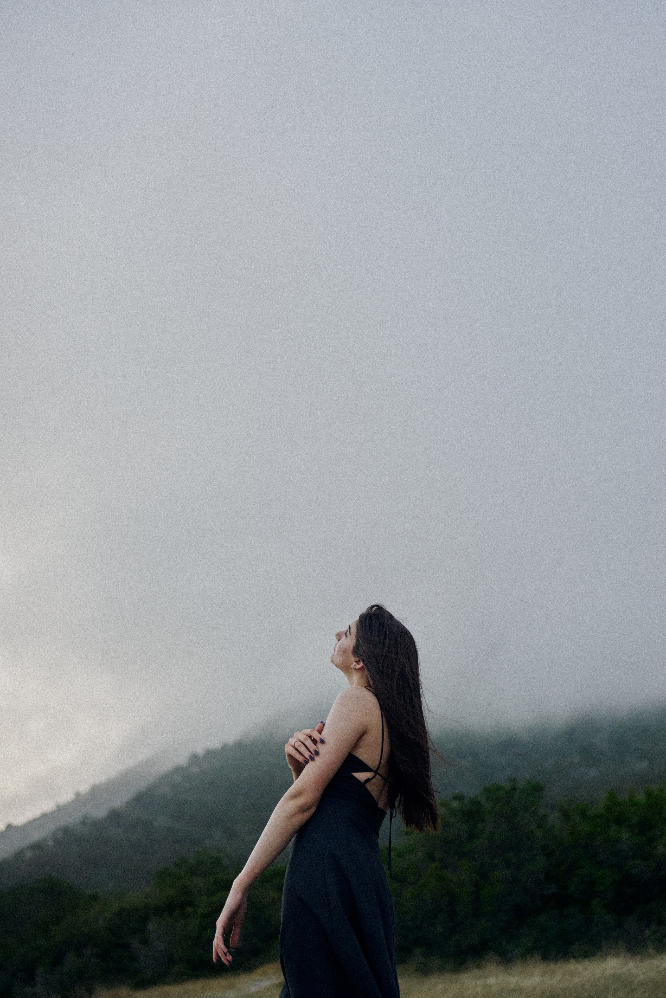 Девушка, натуральный портрет на природе в лесу