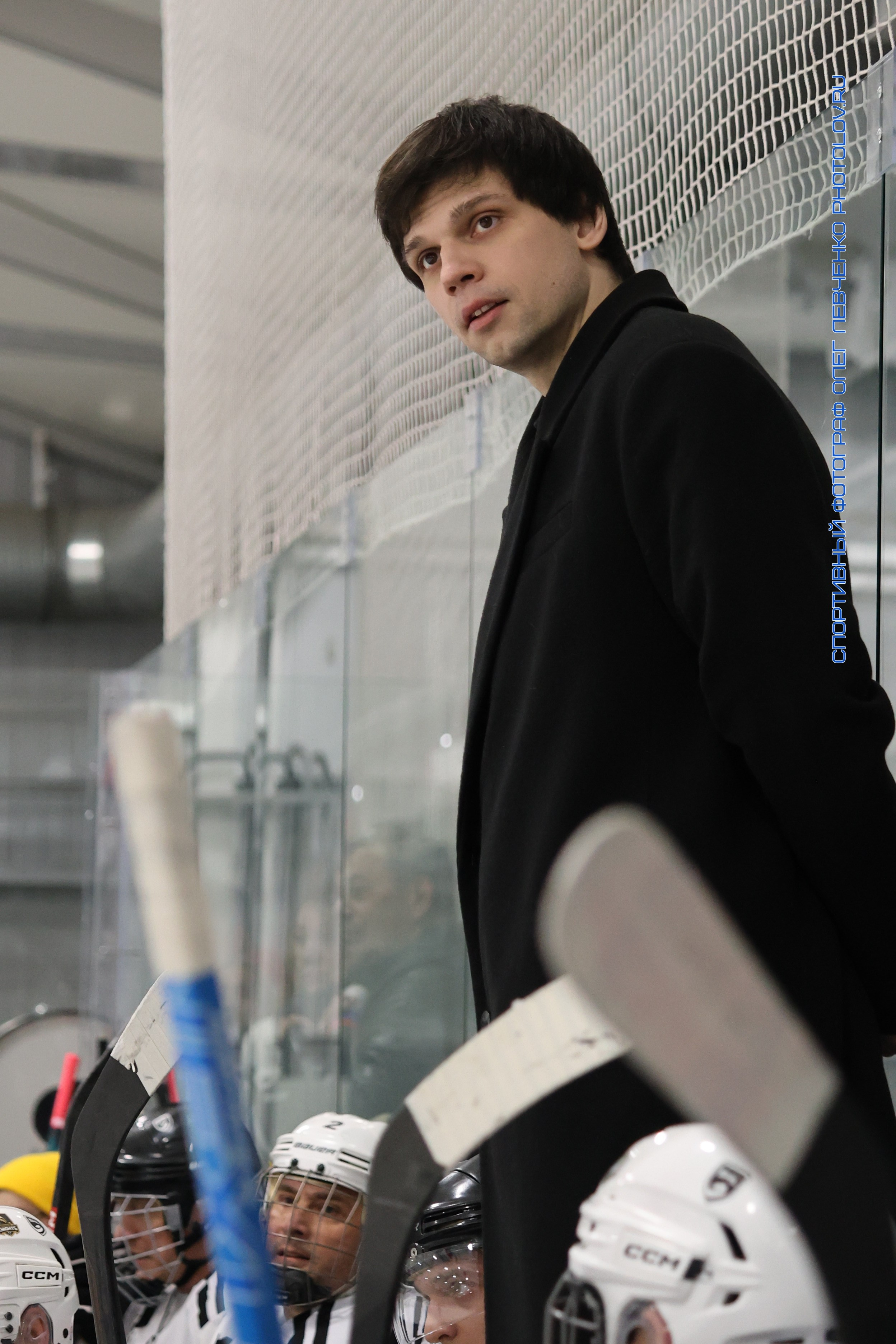 Хоккейный тренер переживает за игру