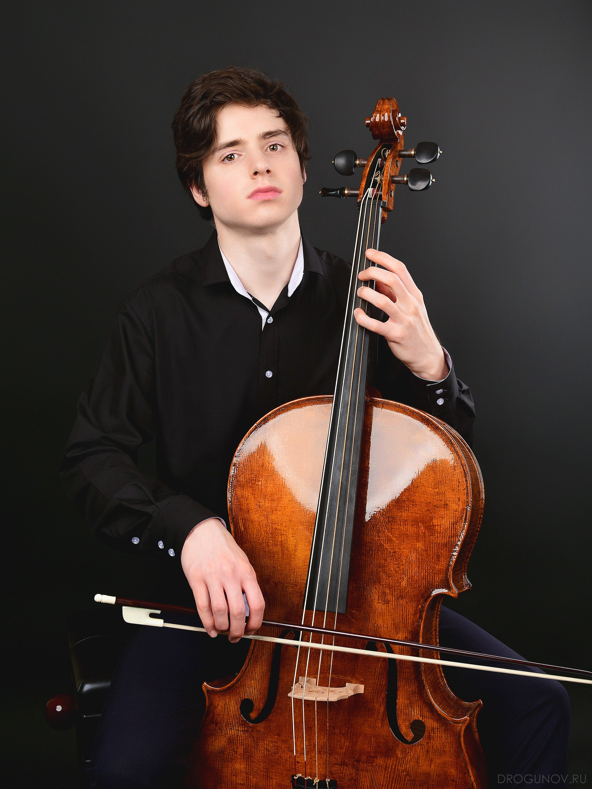 Музыкант с виолончелью