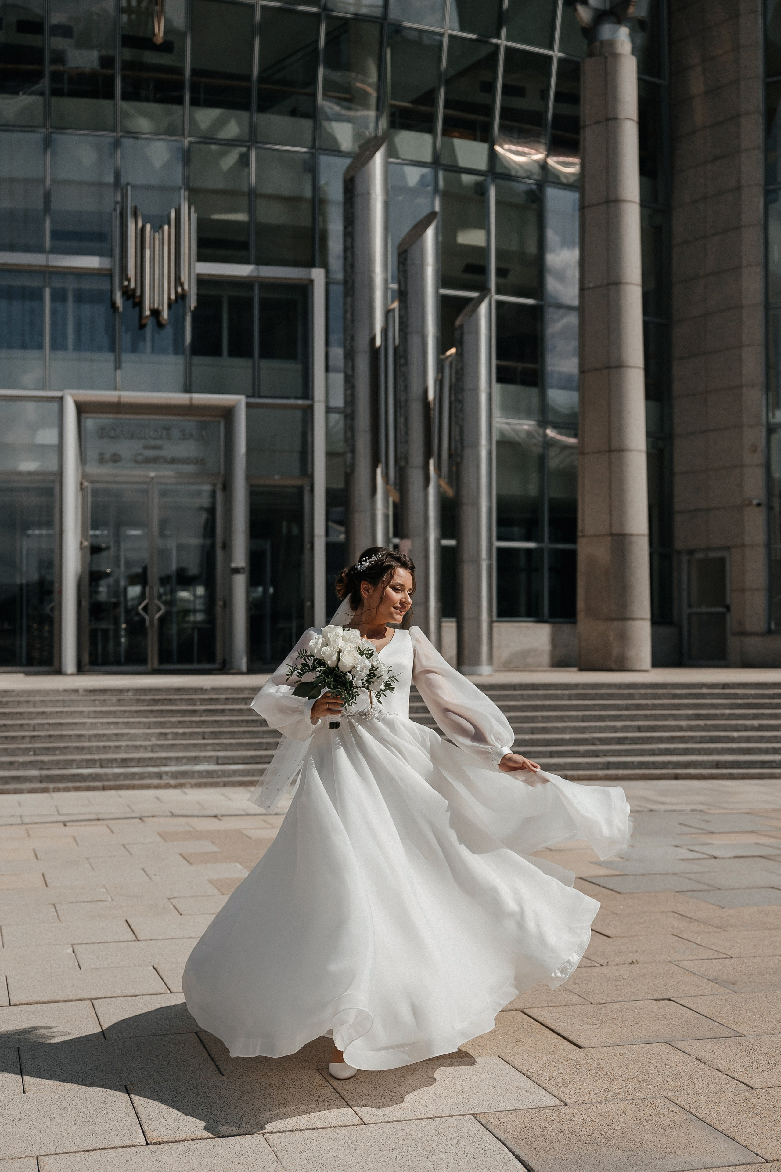 Свадебная фотосессия у Дома Музыки. Свадебный фотограф в Москве Дарья Олендарёва