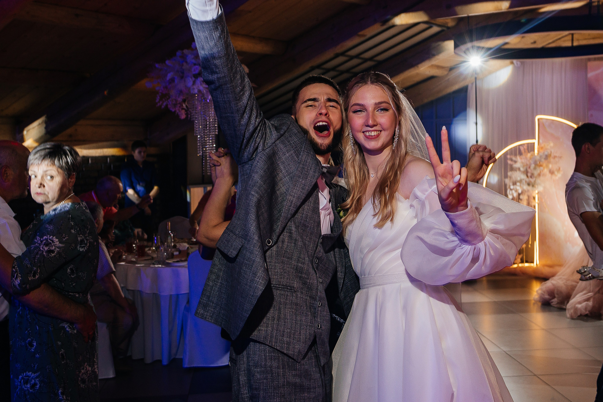 Чувственная первая встреча пары в отеле. Олег Сверчков | Свадебный фотограф Вологда