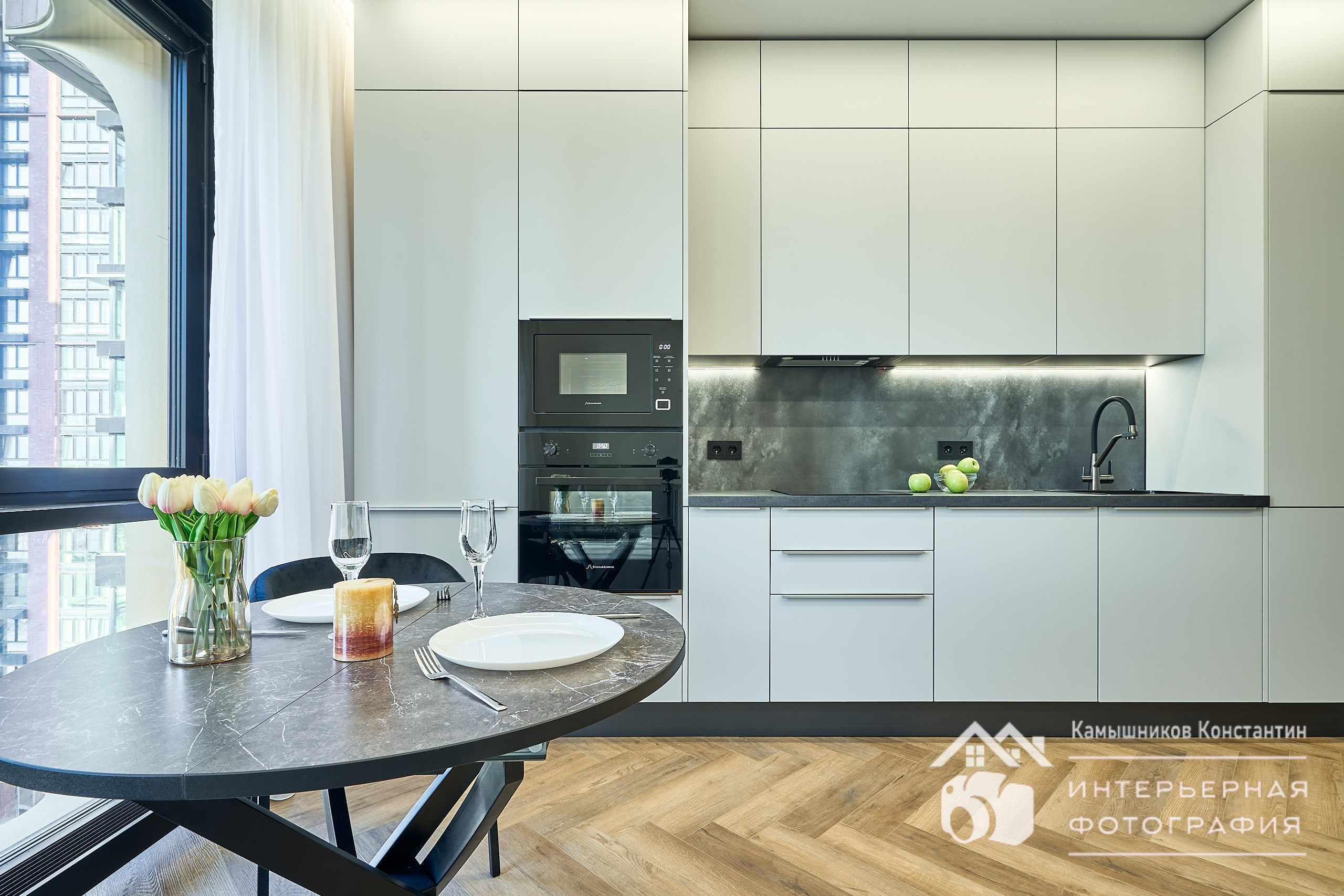 Интерьерная съемка кухонной зоны в апартаментах в ЖК Метрополия, общий план, фронтальный ракурс