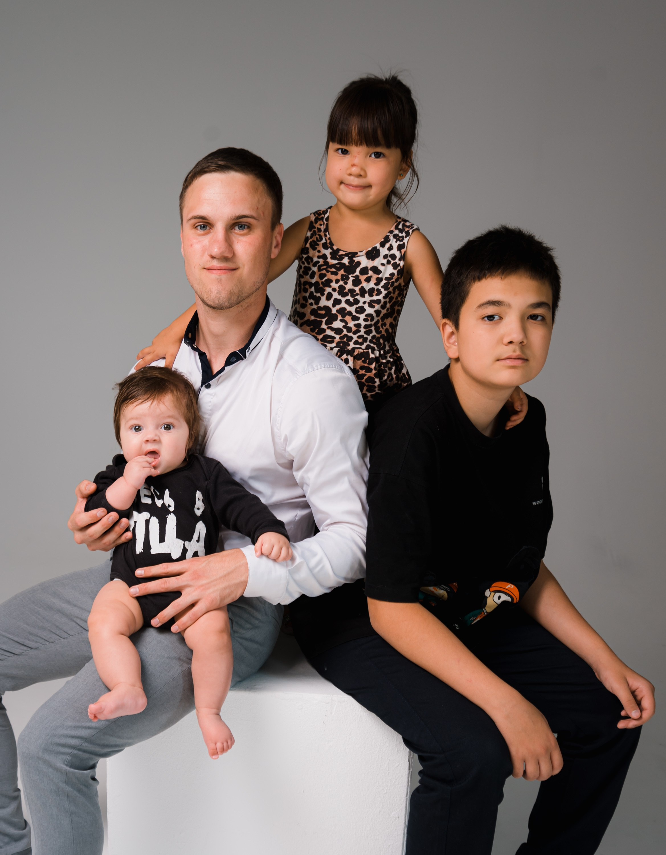 На фото дети с папой.