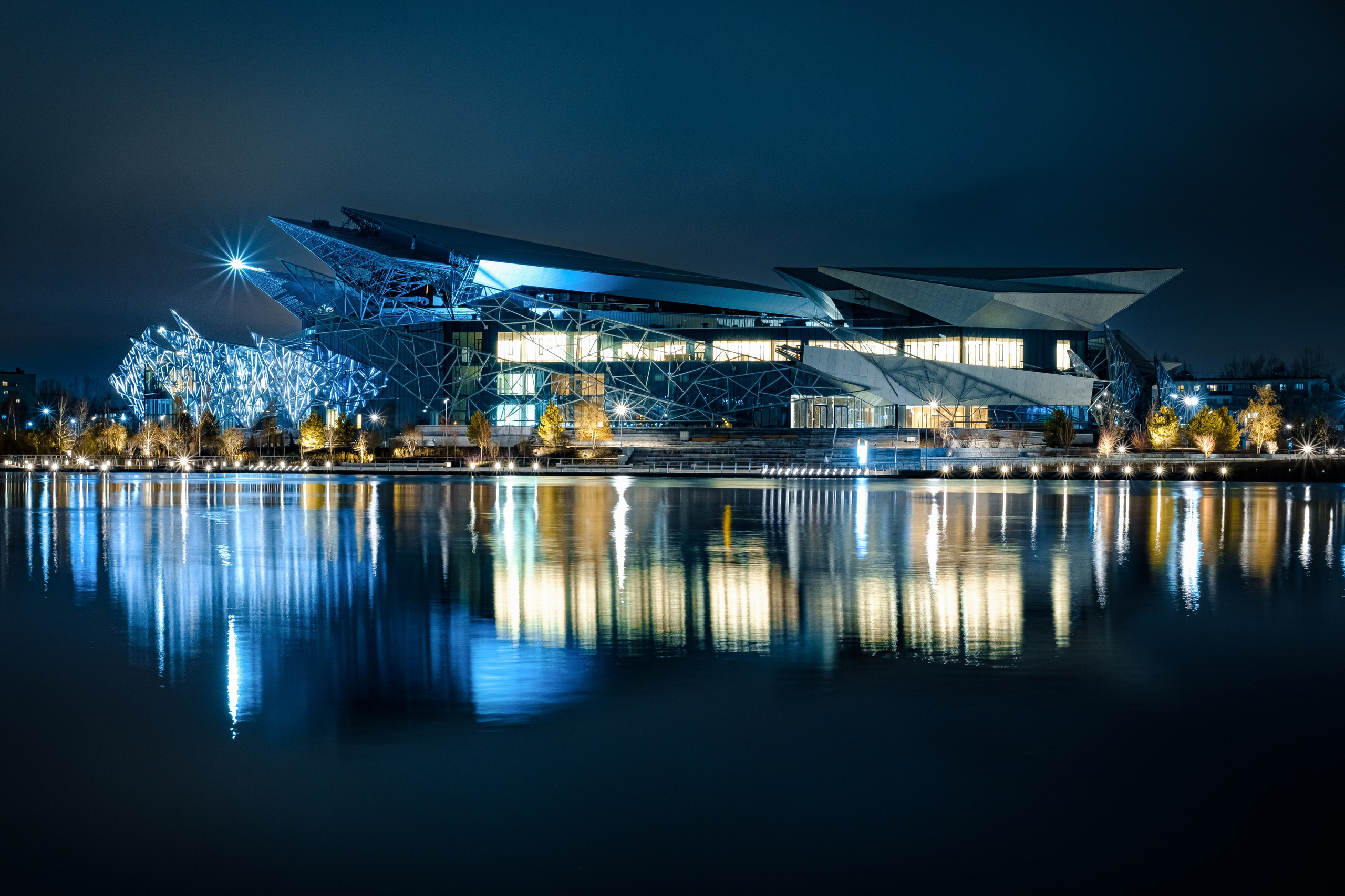 Панорамный ночной вид на театр и озеро Кабан