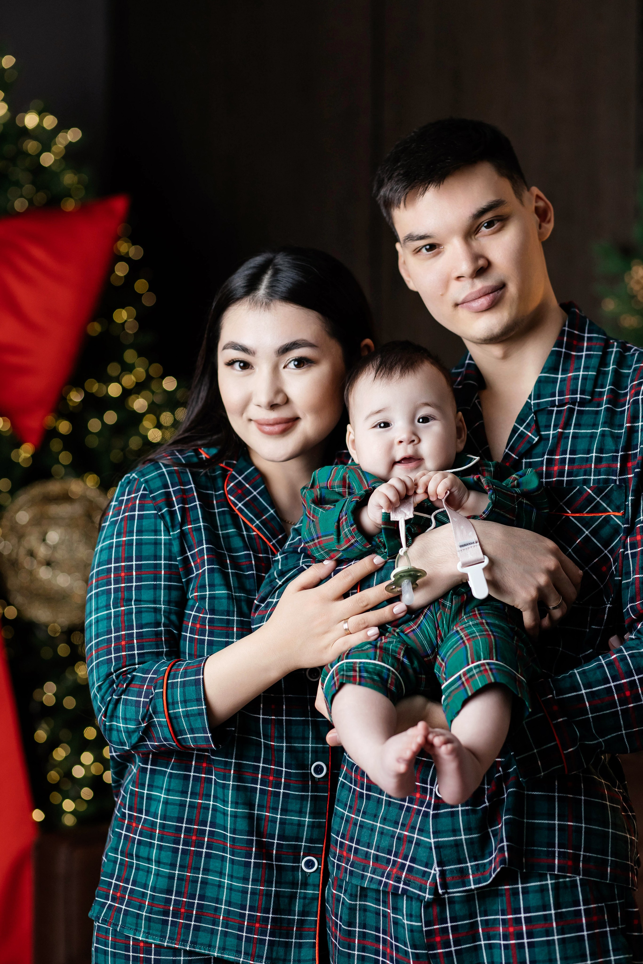 Семейная фотосессия Адия и Куан НГ 2026. Женский фотограф в Оренбурге Ирина Заводчикова