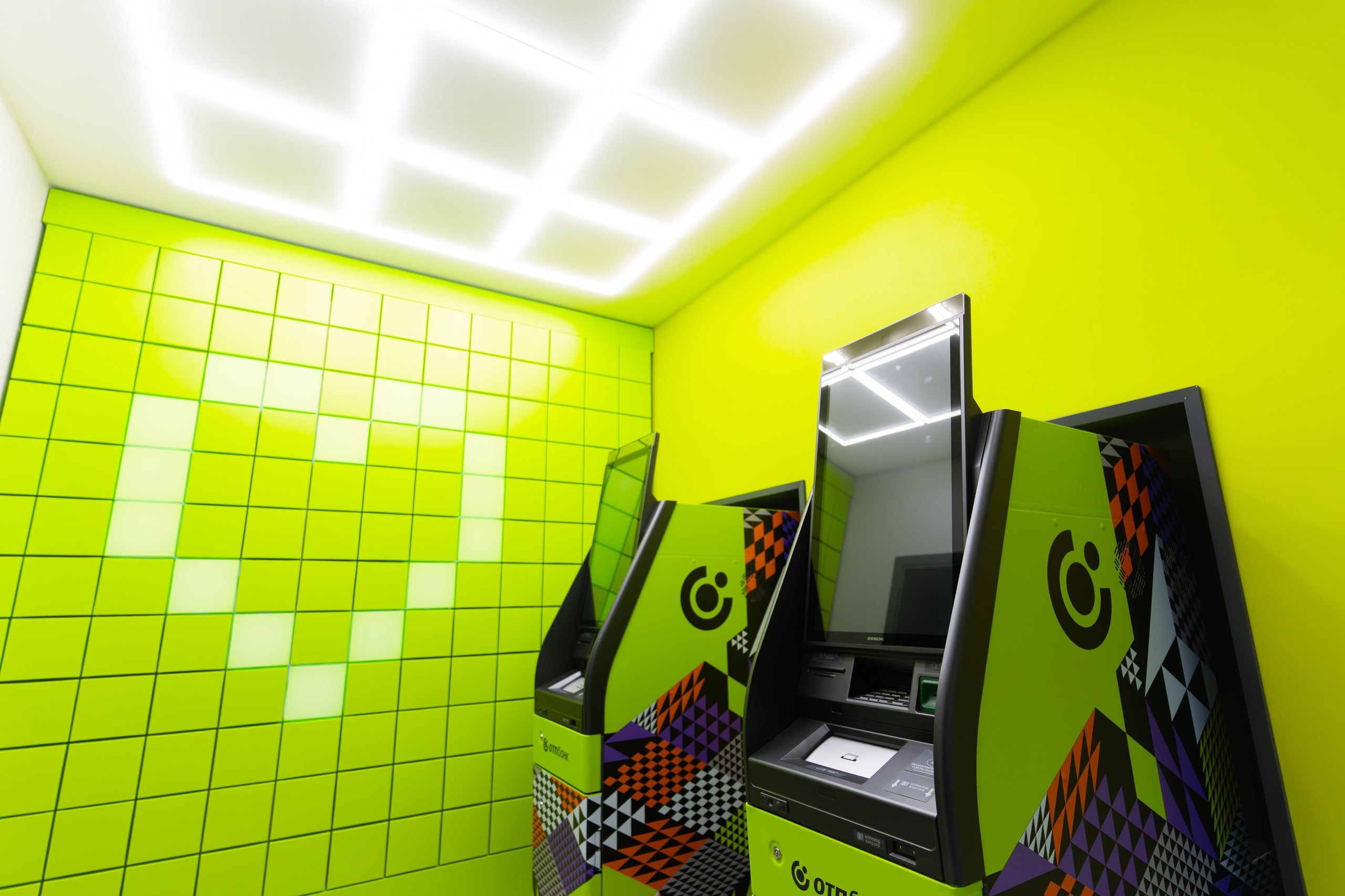 Открытие нового офиса ОТП Банка в Уфе — интерьер, сотрудники, ленточка