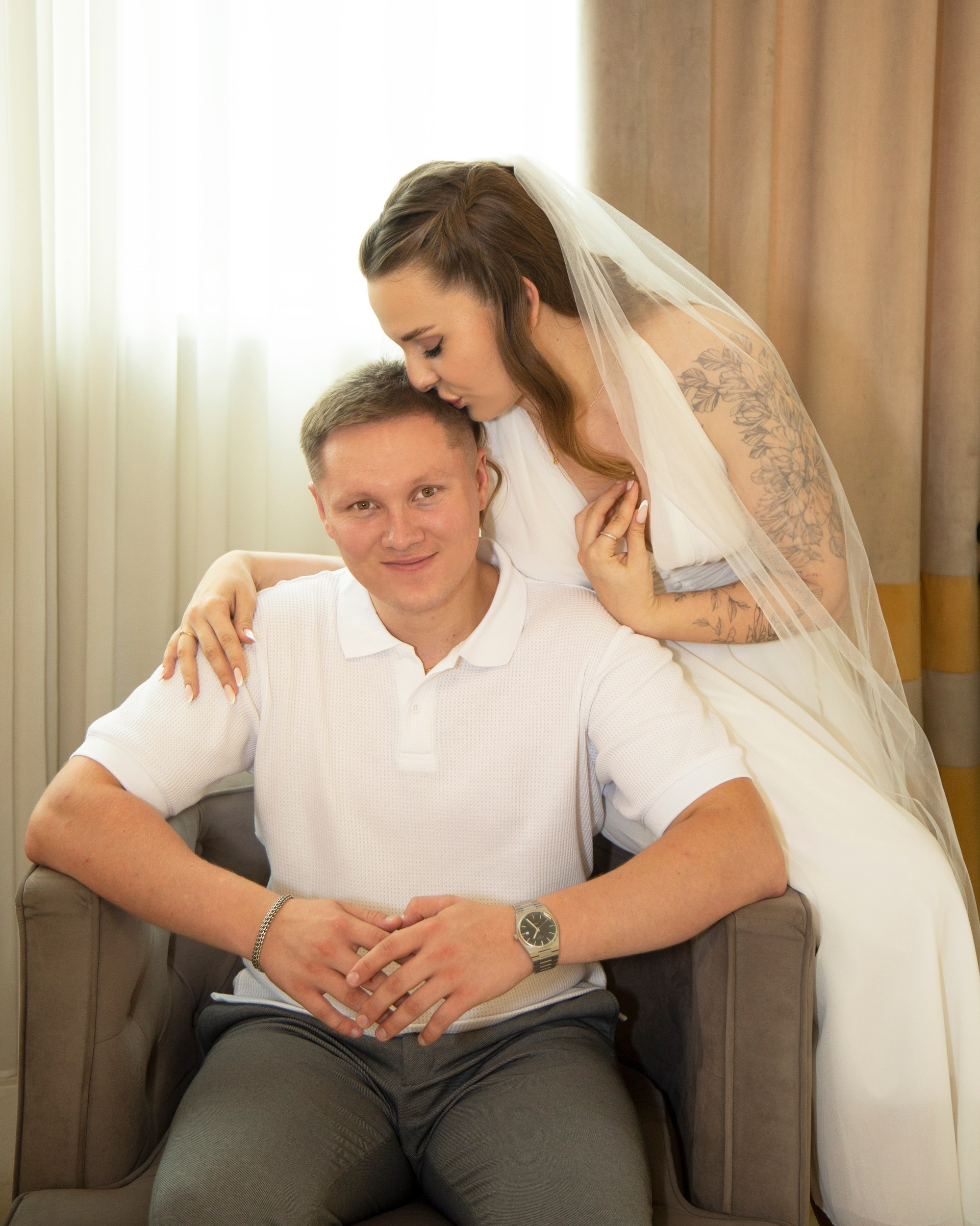 Свадебная фотосессия в ЗАГСе Савёловском Москве для Юлии и Игоря. Фотосессия в студии в Москве от профессионального фотографа услуги по доступным ценам