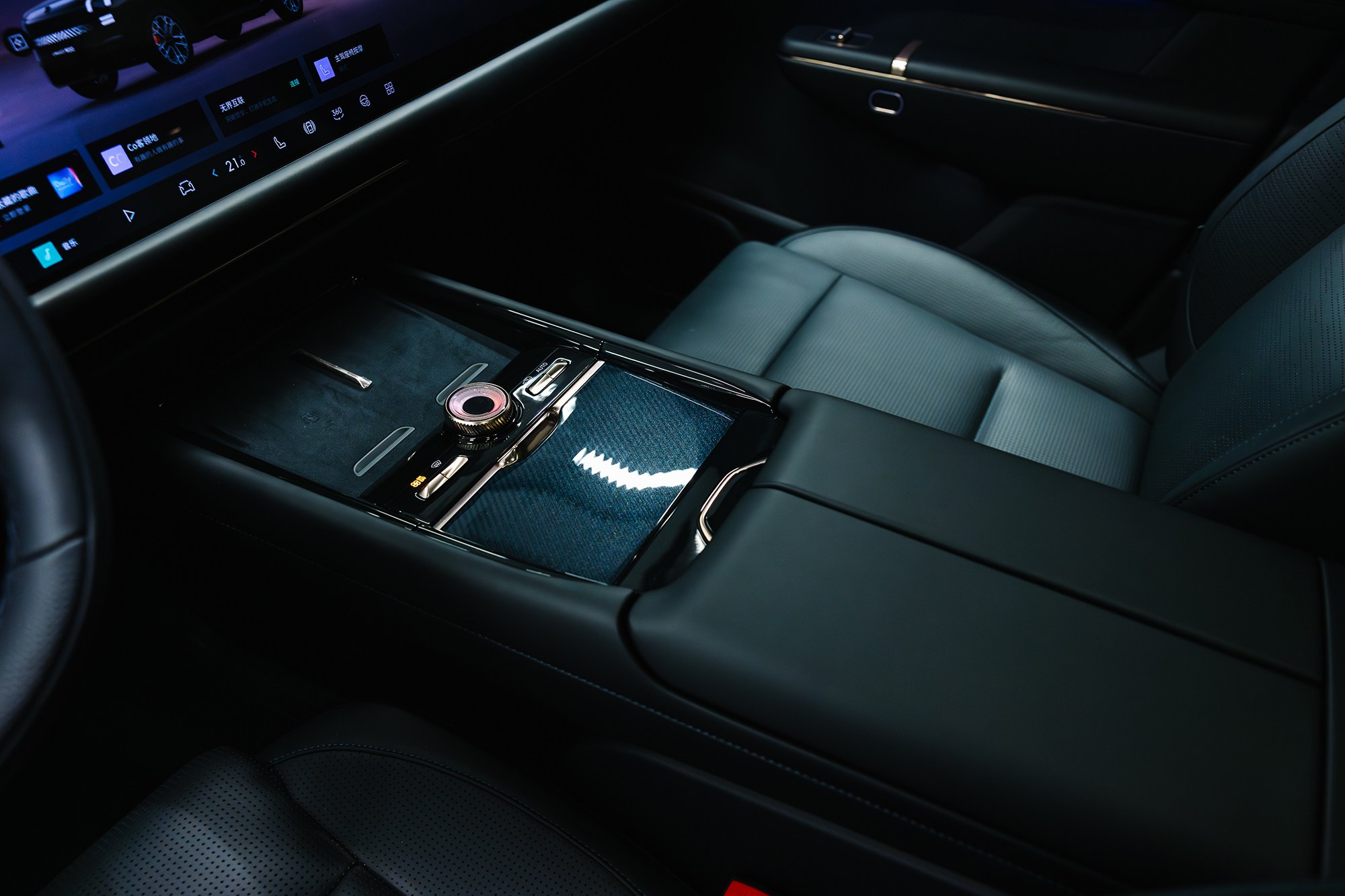 Lynk & Co 900 Ultra 2,0hyb 4WD AT (734 л. с.). Автосалон «Х-Авто»