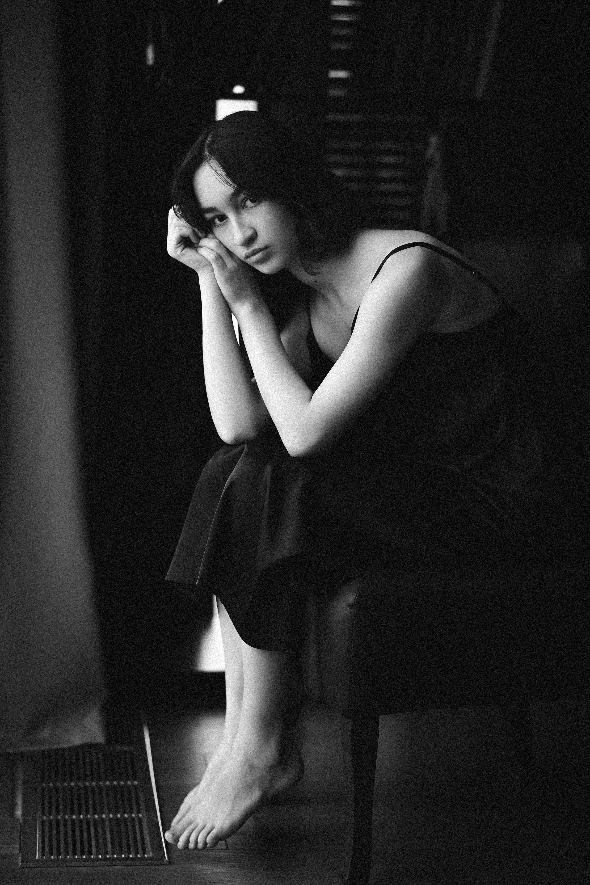 Минималистичный студийный портрет в чёрно-белом исполнении