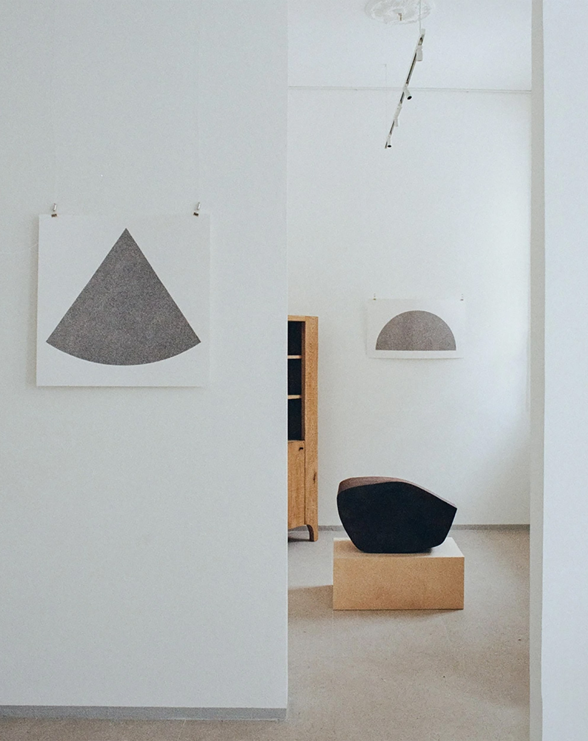 Подборка выставок современных авторов — коллективные проекты и экспозиционные дебюты. Москва 2026. Интерьерный фотограф в Москве