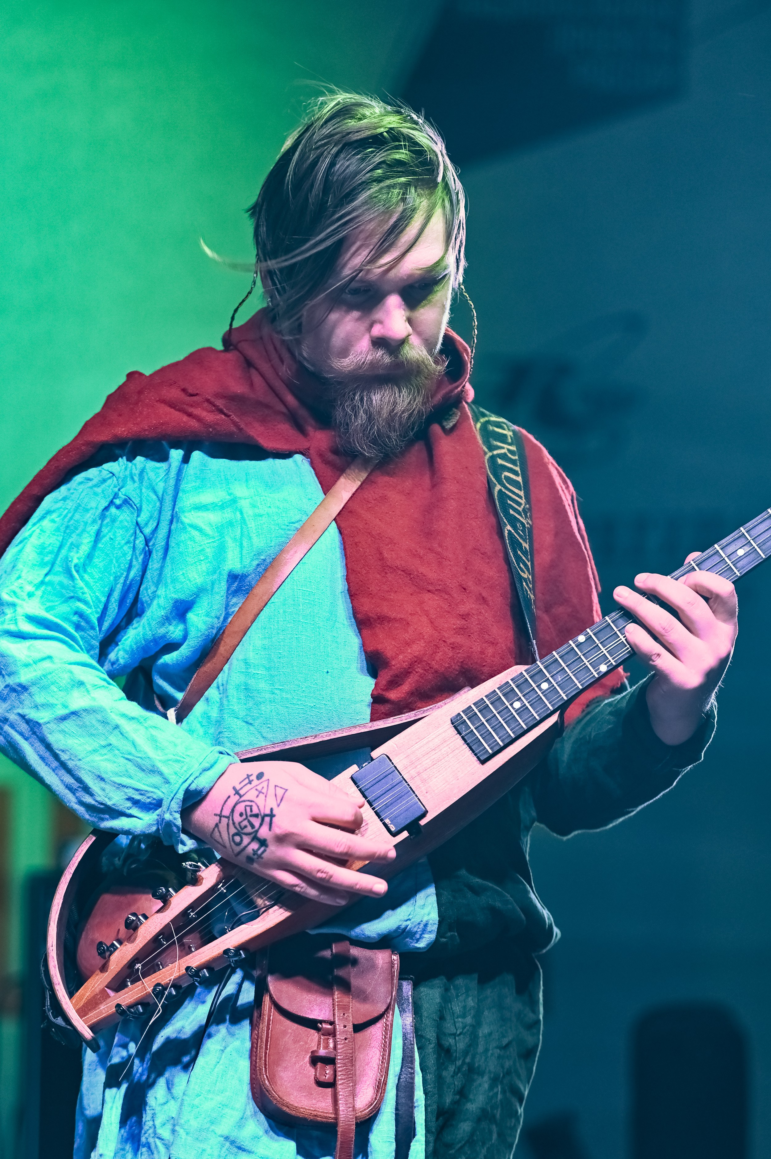 Артисты в исторических костюмах выступают на сцене фестиваля в Болгаре — фото с мероприятия