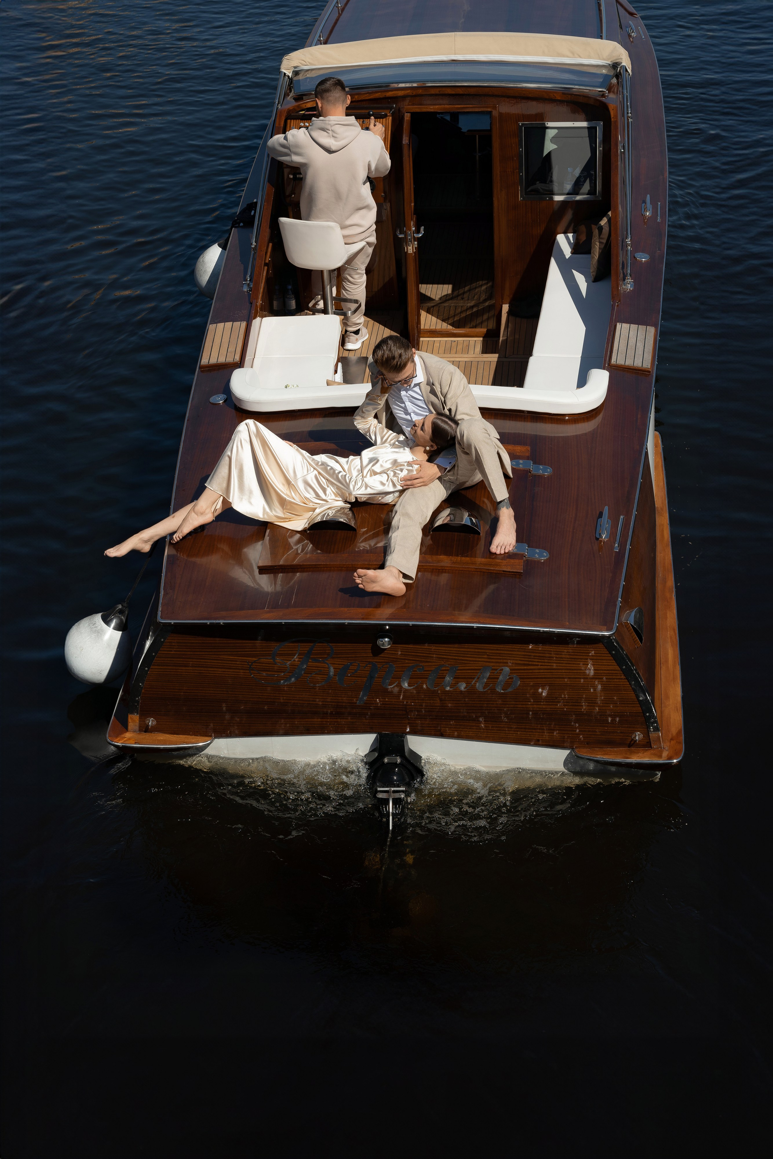 Прогулка по рекам и каналам Петербурга — свадебная фотосессия на катере. Свадебный фотограф Дмитрий Родионов — Санкт-Петербург и Ленинградская область