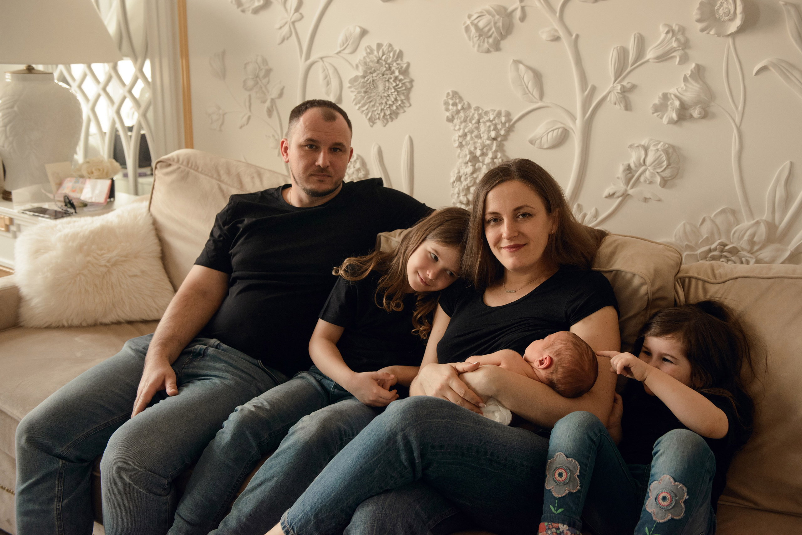 A family photo shoot at home, a family with a newborn baby. Photographer Elena Carruthers, Scotland