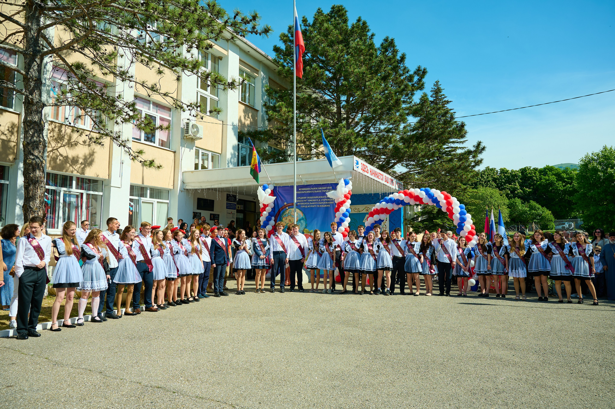 Последний звонок 2025. Жизнь курорта Кабардинка в фотографиях