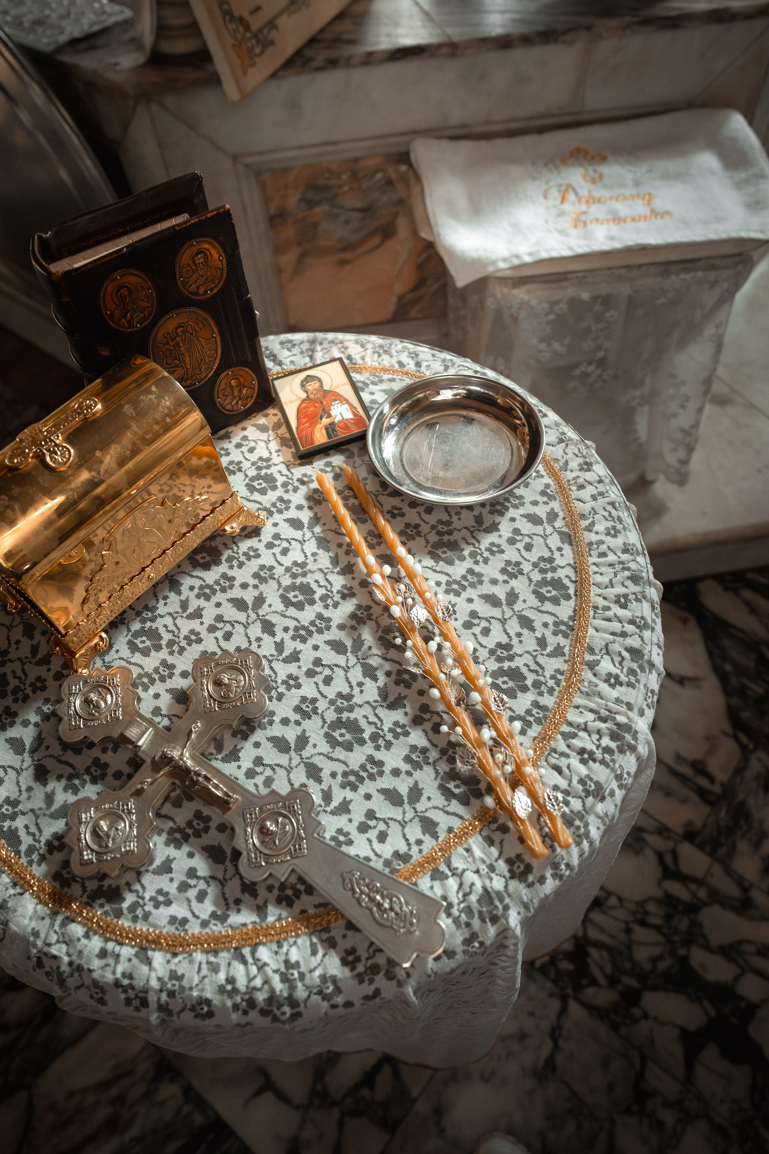 Крещение Даниила в Храме Воскресения Словущего в Даниловской Слободе. Фото- и видеосъёмка крещения и венчания. Фотограф на крещение Москва