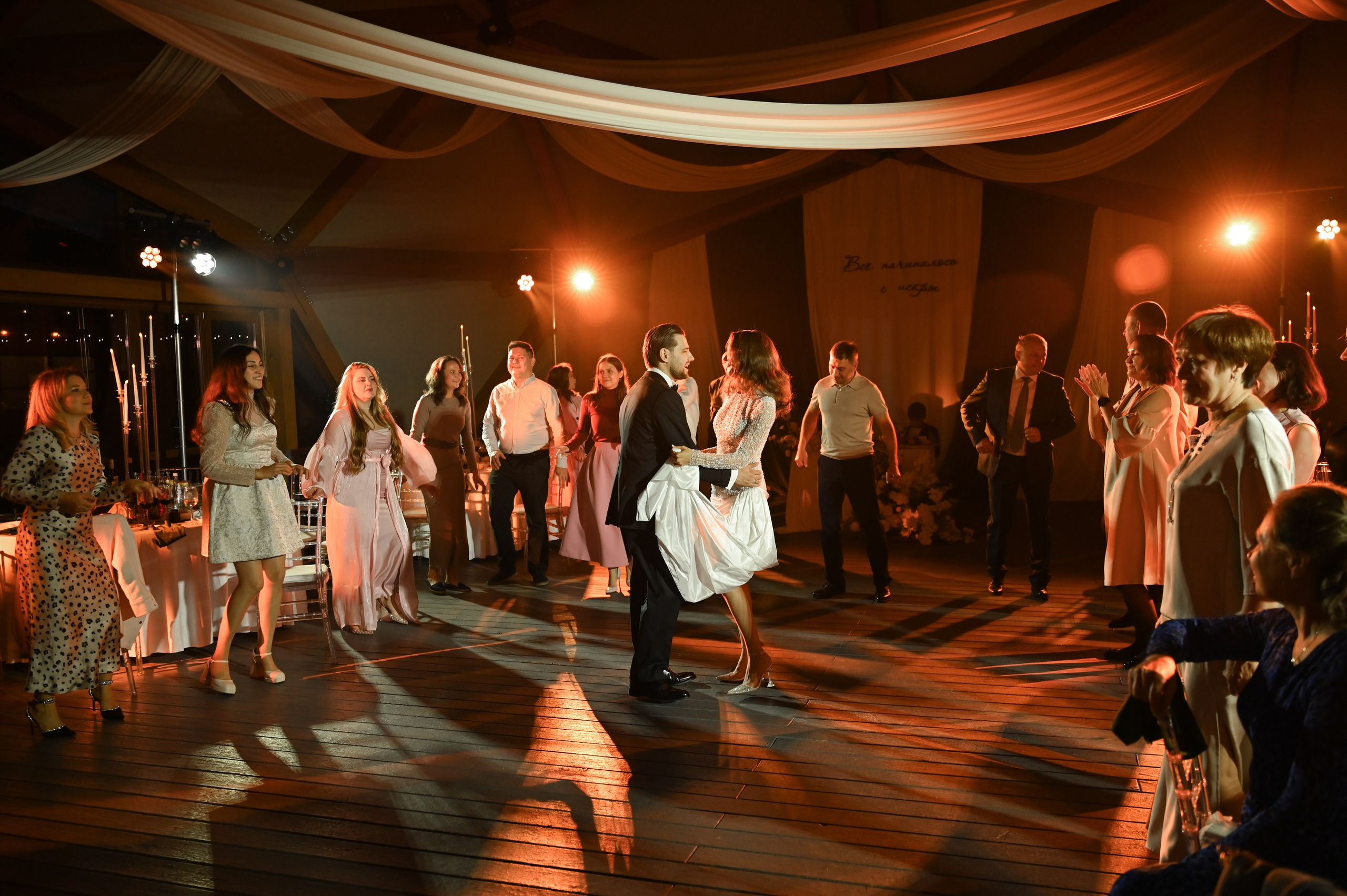 танцы на банкете с динамическим светом