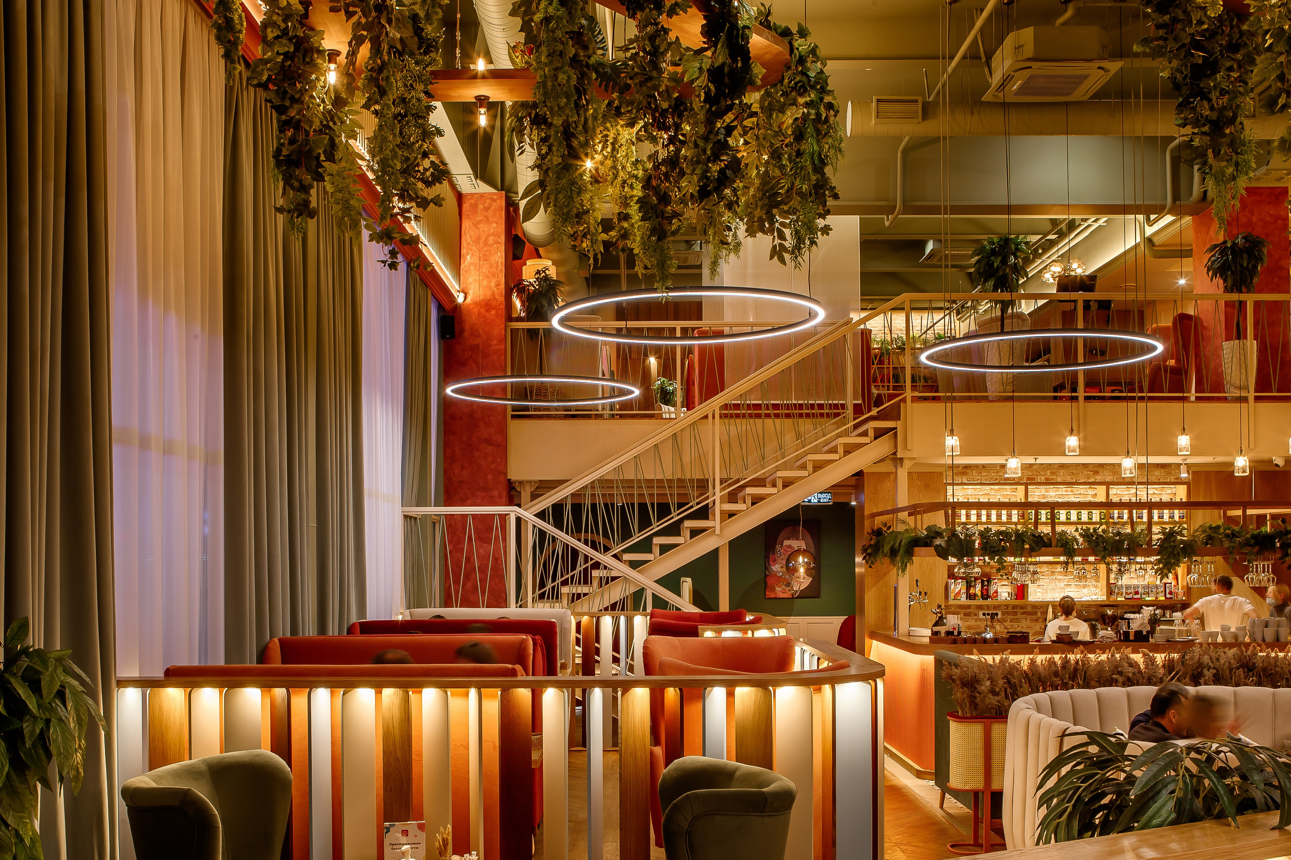 Детали интерьера ресторана в вечернем освещении