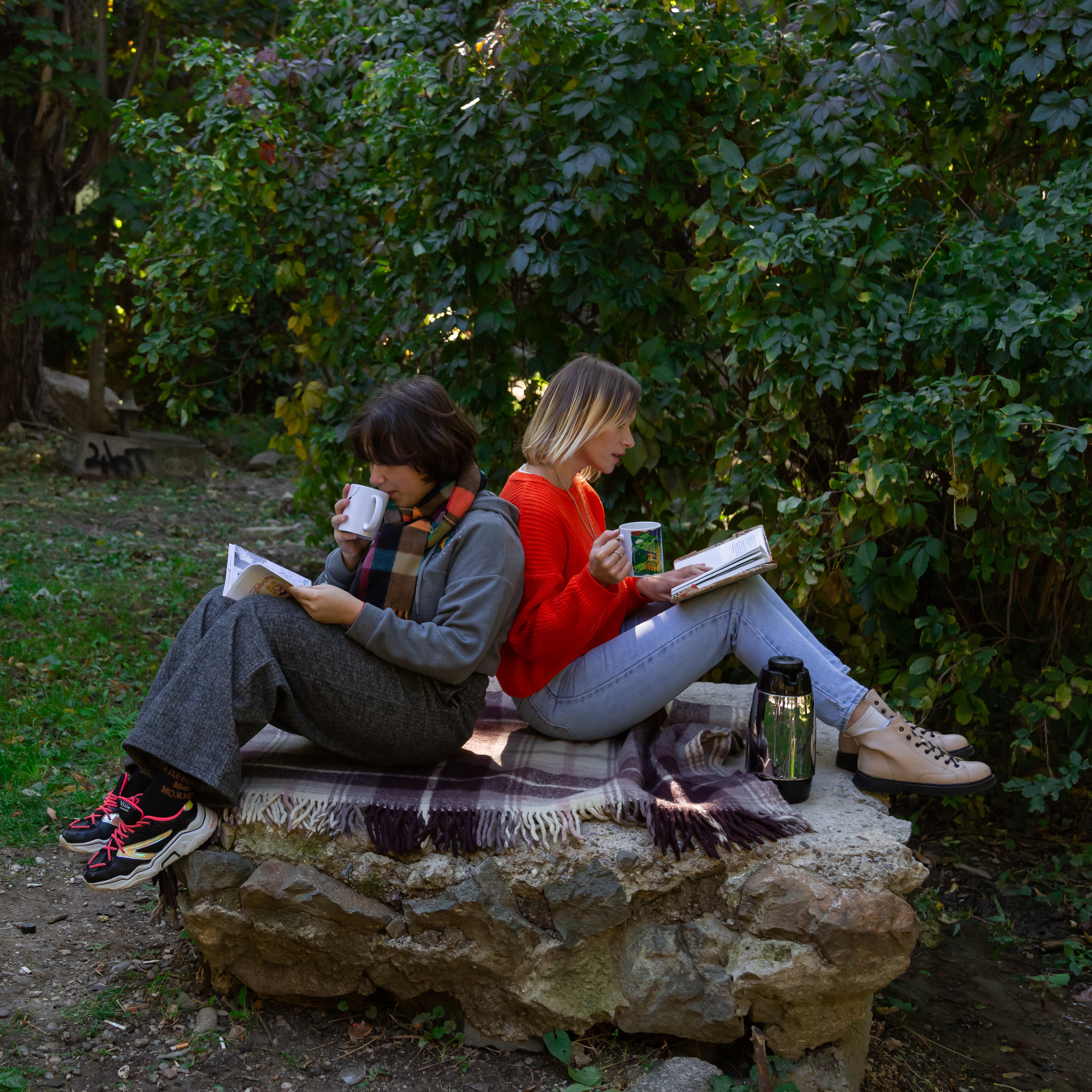 Мама и дочь — фотопикник и фотопрогулка по набережной реки Салгир г. Симферополь. Фотограф в Симферополе и Крыму — Мария СветоЯра Дмитриева | Индивидуальные и семейные съёмки