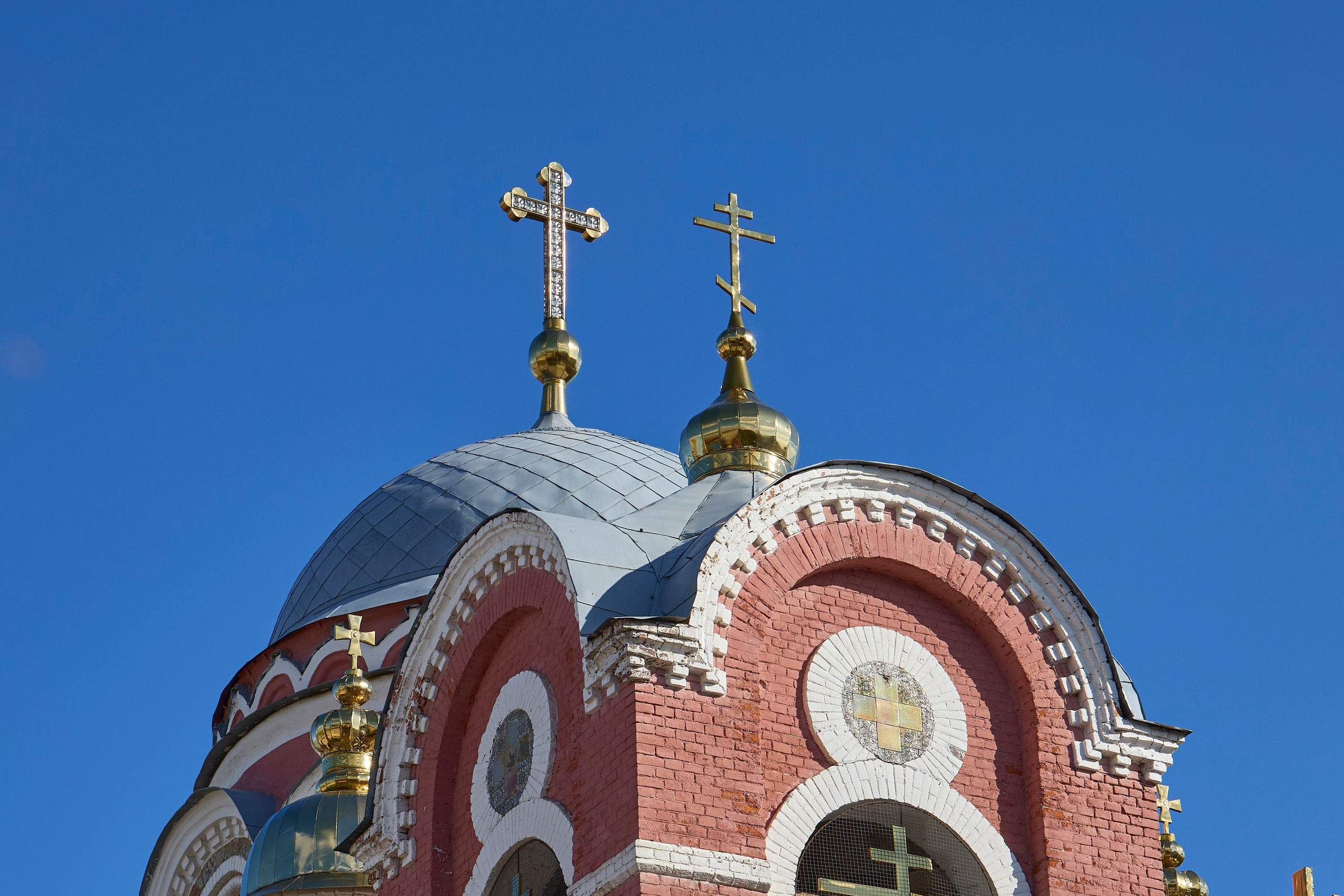 Добро пожаловать в древний Елец — город-крепость, основанный в XII веке, веками защищавший южные рубежи России. Сегодня он славится не только историей, но и культурными событиями, такими как фестиваль «Антоновские яблоки». Этот праздник посвящен творчеству великого русского писателя Ивана Бунина, чьи детские годы прошли в Ельце.Фестиваль «Антоновские яблоки» — это путешествие во времени. Город превращается в бунинскую Россию: на улицах гуляют дамы, гимназисты, купцы, а аромат антоновских яблок и яблочных угощений наполняет воздух.Великокняжеская церковь. Её уникальный хрустальный крест когда-то светился изнутри и сверкал на солнце, создавая неповторимое зрелище.🏛️ Главная духовная жемчужина города — Вознесенский собор, построенный по проекту архитектора Храма Христа Спасителя. Его мощь и величие впечатляют каждого.В каждом городе есть свой «Арбат». Прогуляйтесь по улице Мира (бывшей Торговой) — сердцу купеческого Ельца. Здесь сохранилась атмосфера XIX века. Вы увидите дом-музей Ивана Бунина, где погрузитесь в эпоху писателя.#dzvlog #dzen13 #top #желтаяшапочкаdz #тревел #елец #топ #антоновскиеяблоки