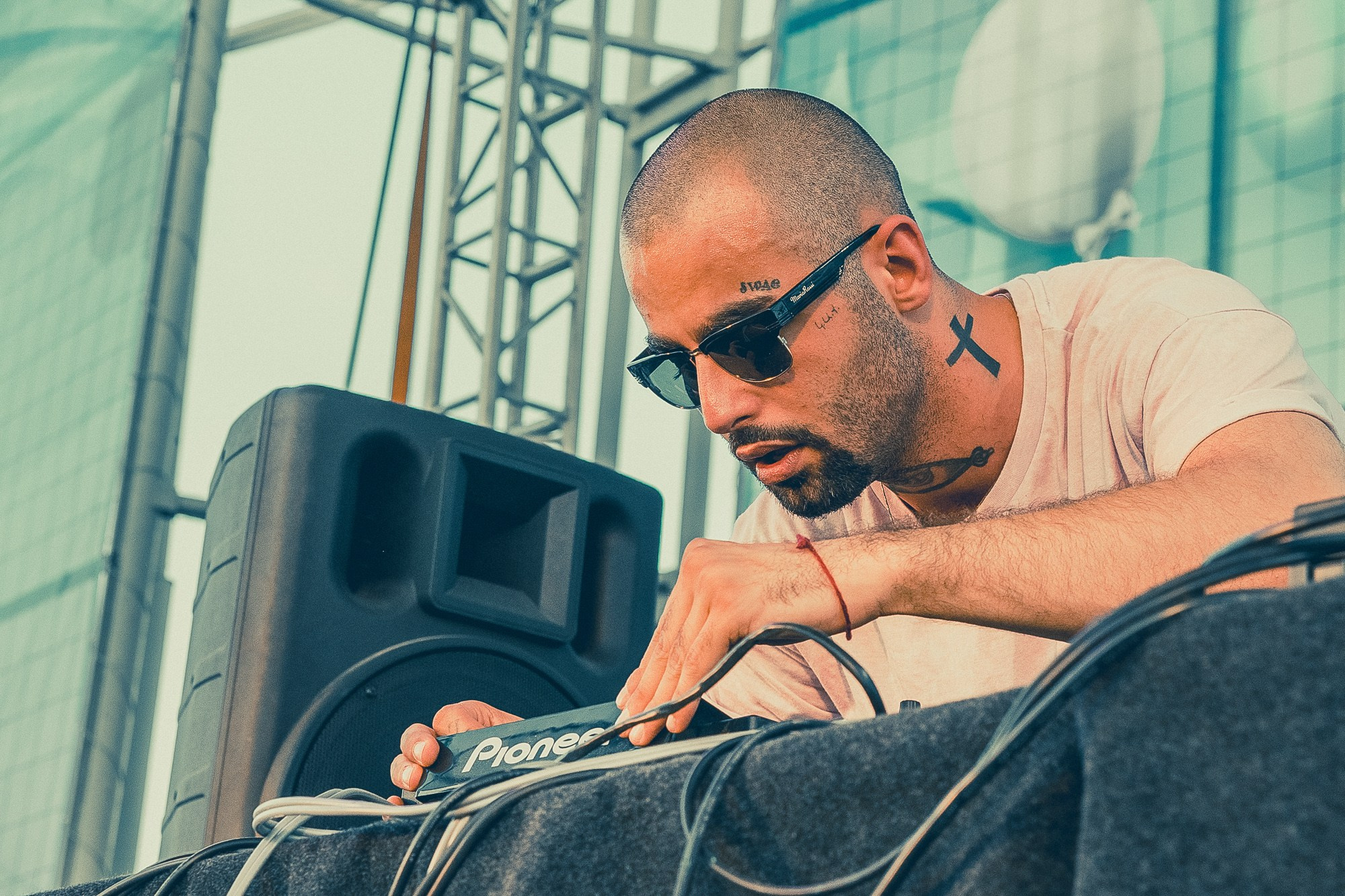 DJ Kan склонился над  диджейским пультом