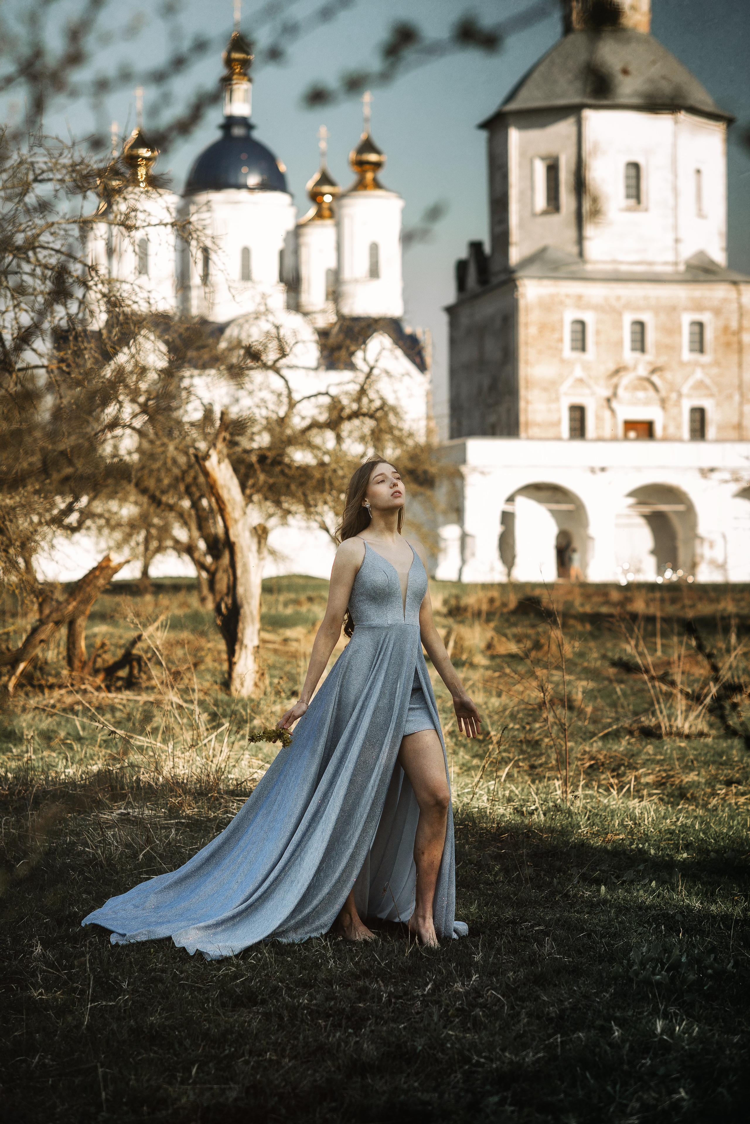 Фото прогулка в садах Свенского монастыря. Женский фотограф Крещение Венчание Москва Брянск