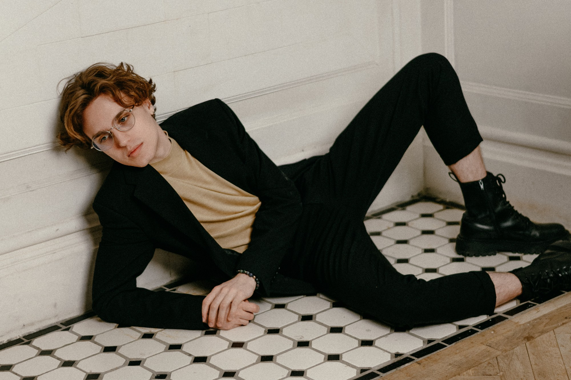 Киношный мужской портрет в студии Файнарт Тюмень — Мужской фотограф Дарья Мустафина. Портретный фотограф Тюмень Дарья Мустафина