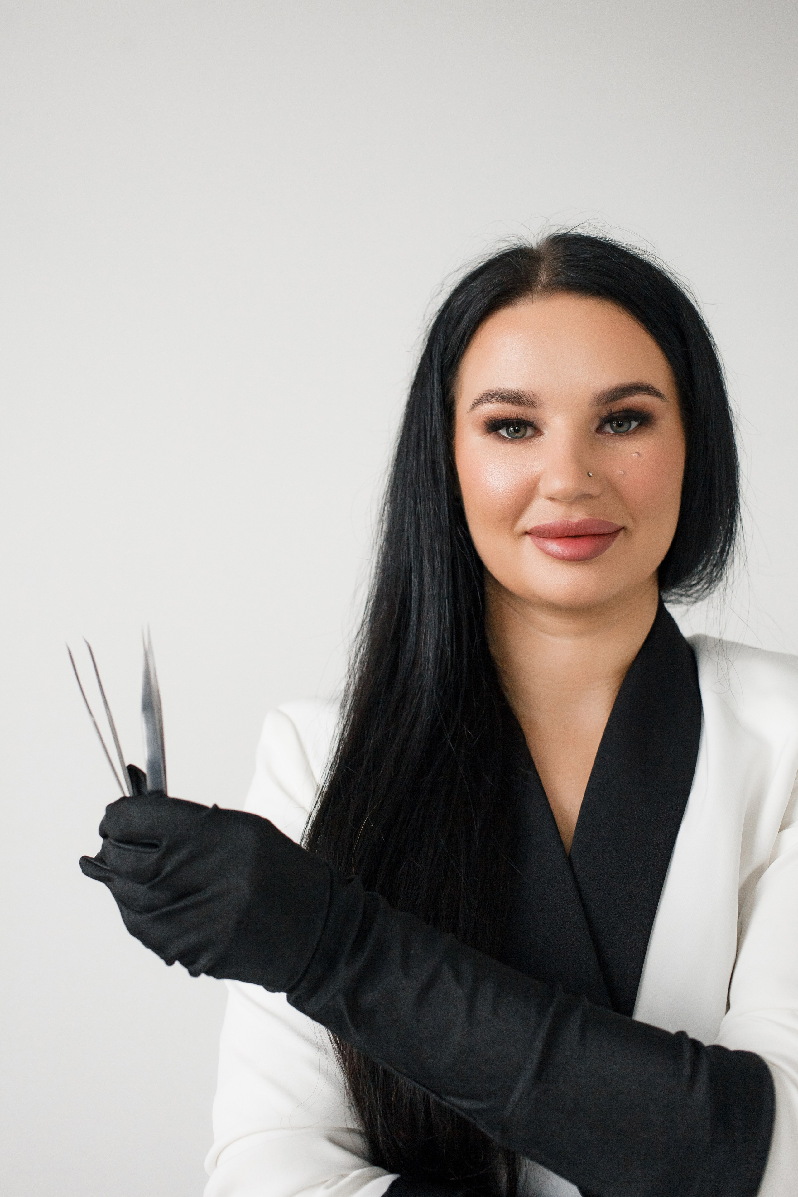 Что ты покупаешь, когда обращаешься ко мне за контентной фотосессией? Отвечаю: Уверенность в себе. Ты не просто платишь за съемку! Ты инвестируешь в развитие собственного бренда, чтобы зарабатывать больше. Меня зовут Анна Островская и я твой контент-фотограф. Пиши и я сделаю для тебя визуал, который отстроит тебя от конкурентов! 🔥