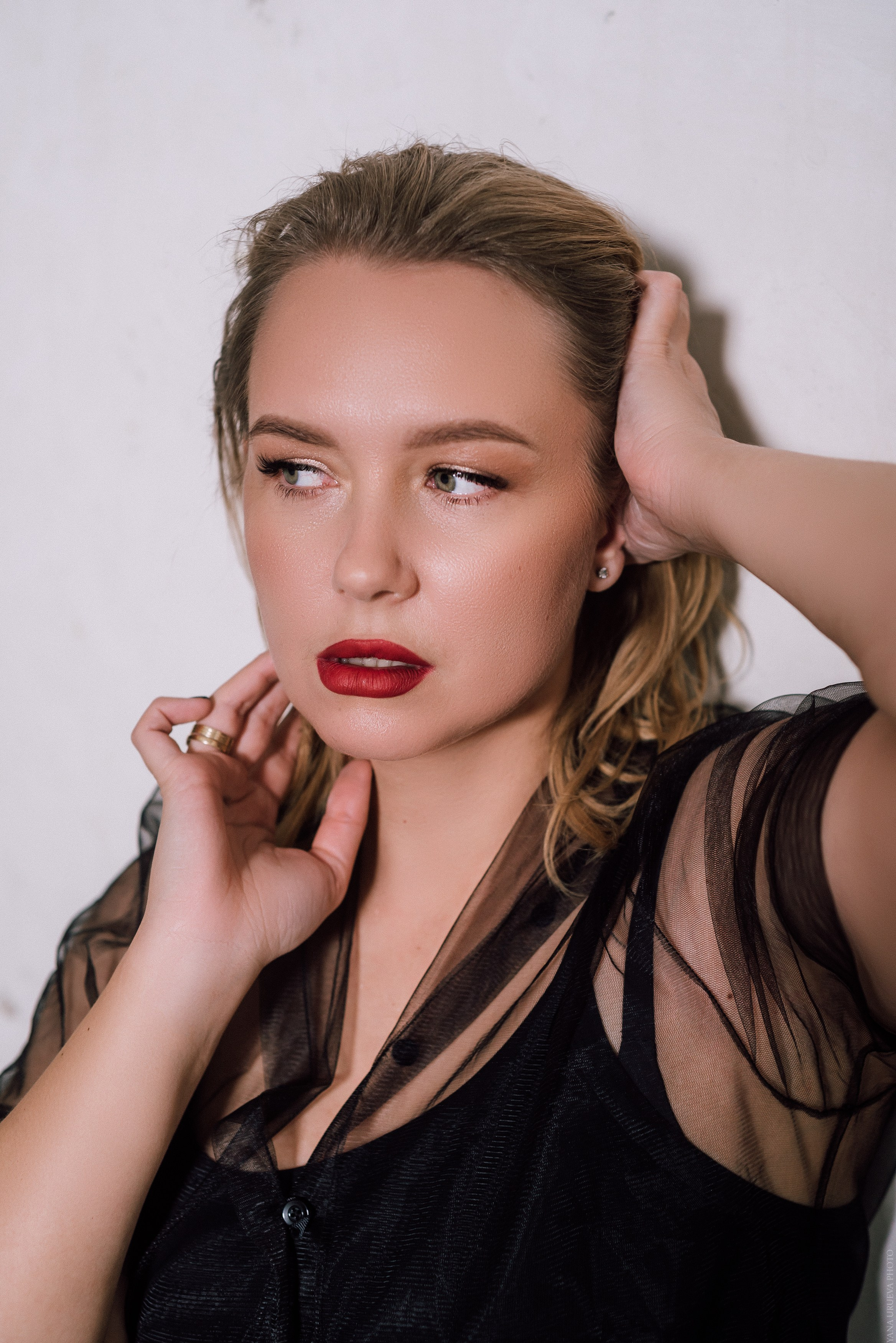 Крупный портрет девушки с красными губами