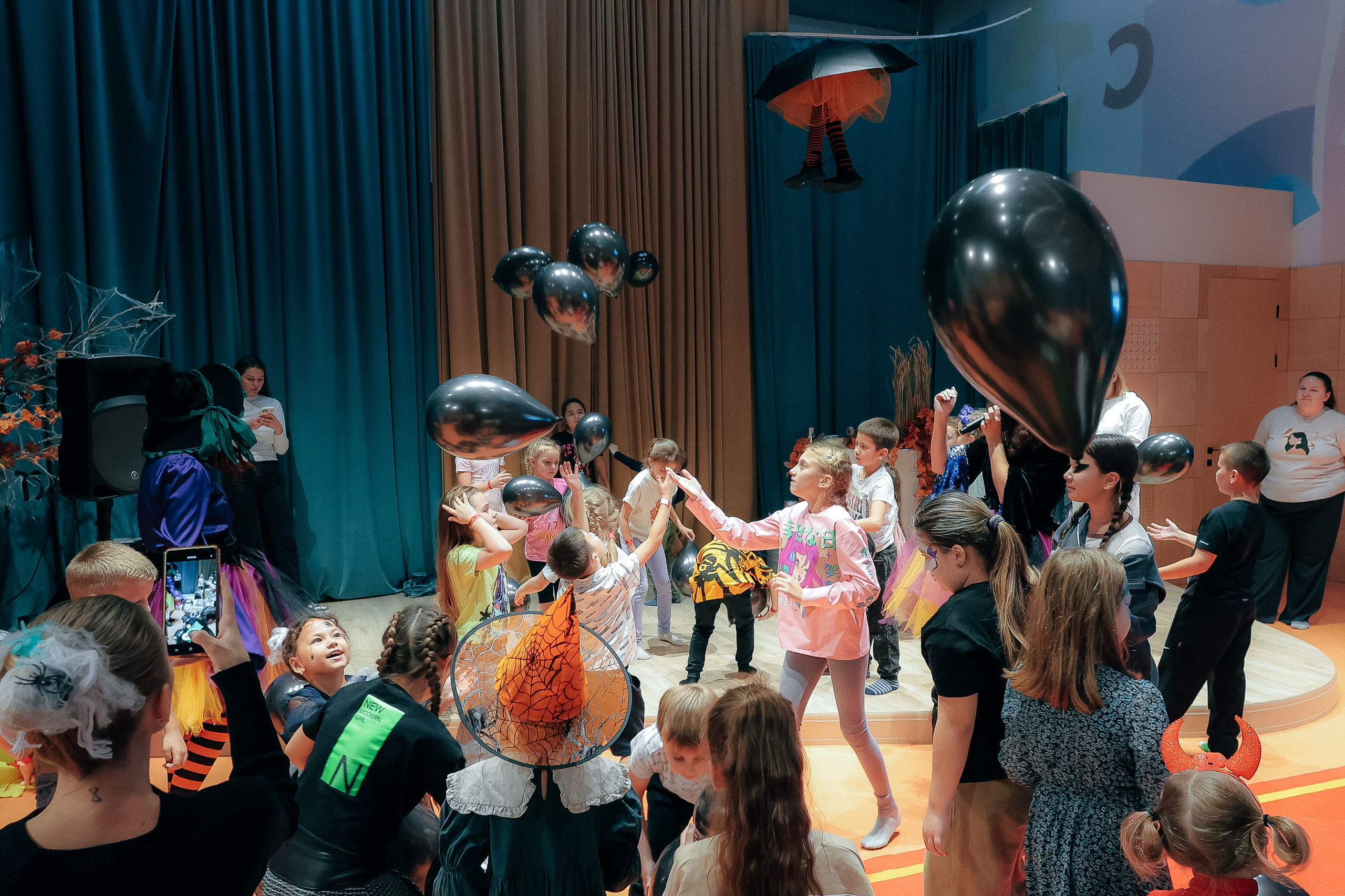 02.11 Halloween в Zhooki Park. Команда специалистов в мире фотографии и видео. Детский фотограф, семейный фотограф