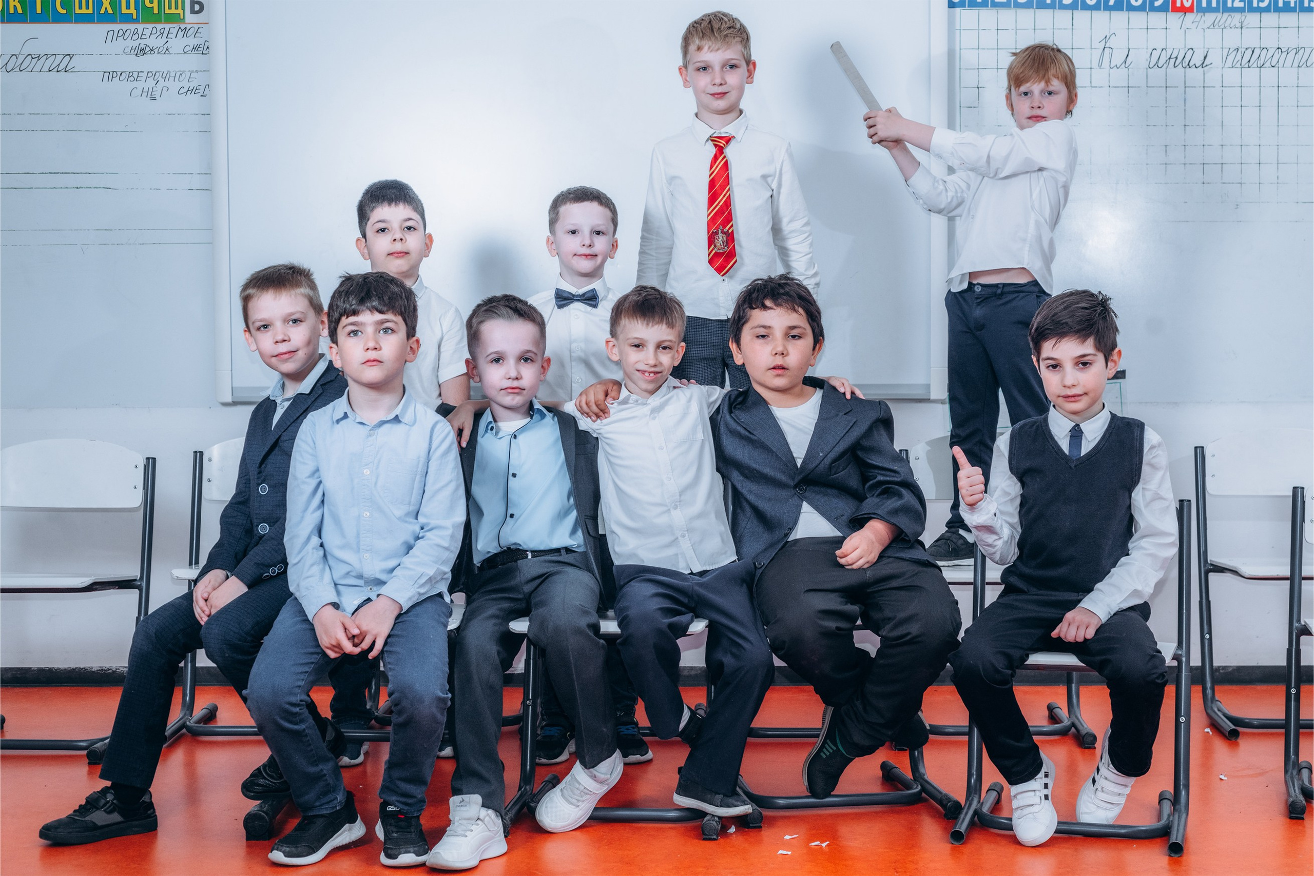 Выпускной альбом 1 класса — фотосессия в школе, деликатная ретушь и дизайн в Москве. MILATE — выпускные альбомы, фотосессии и видео в Москве