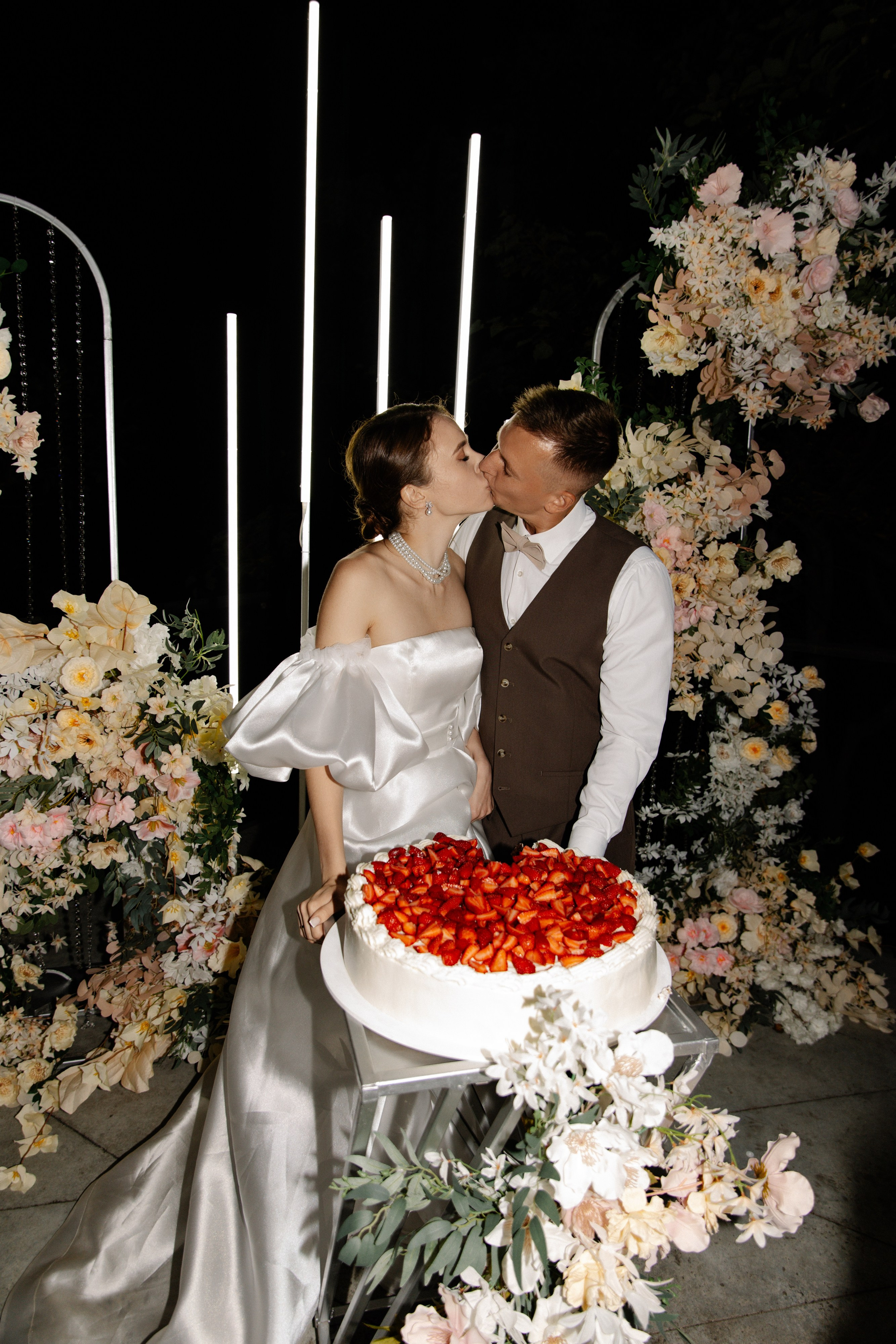 Я создаю профессиональные фотографии, которые сохраняют эмоции, детали и атмосферу вашего праздника. Свадебный фотограф во Владивостоке