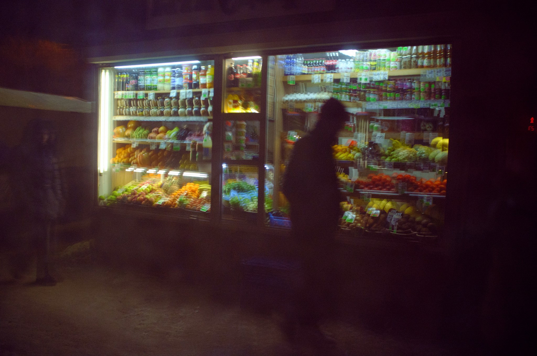 Вечерние ларьки на улице Олеко Дундича. Воронеж. Февраль 2024 / Evening stalls on Oleko Dundicha Street. Voronezh. February 2024