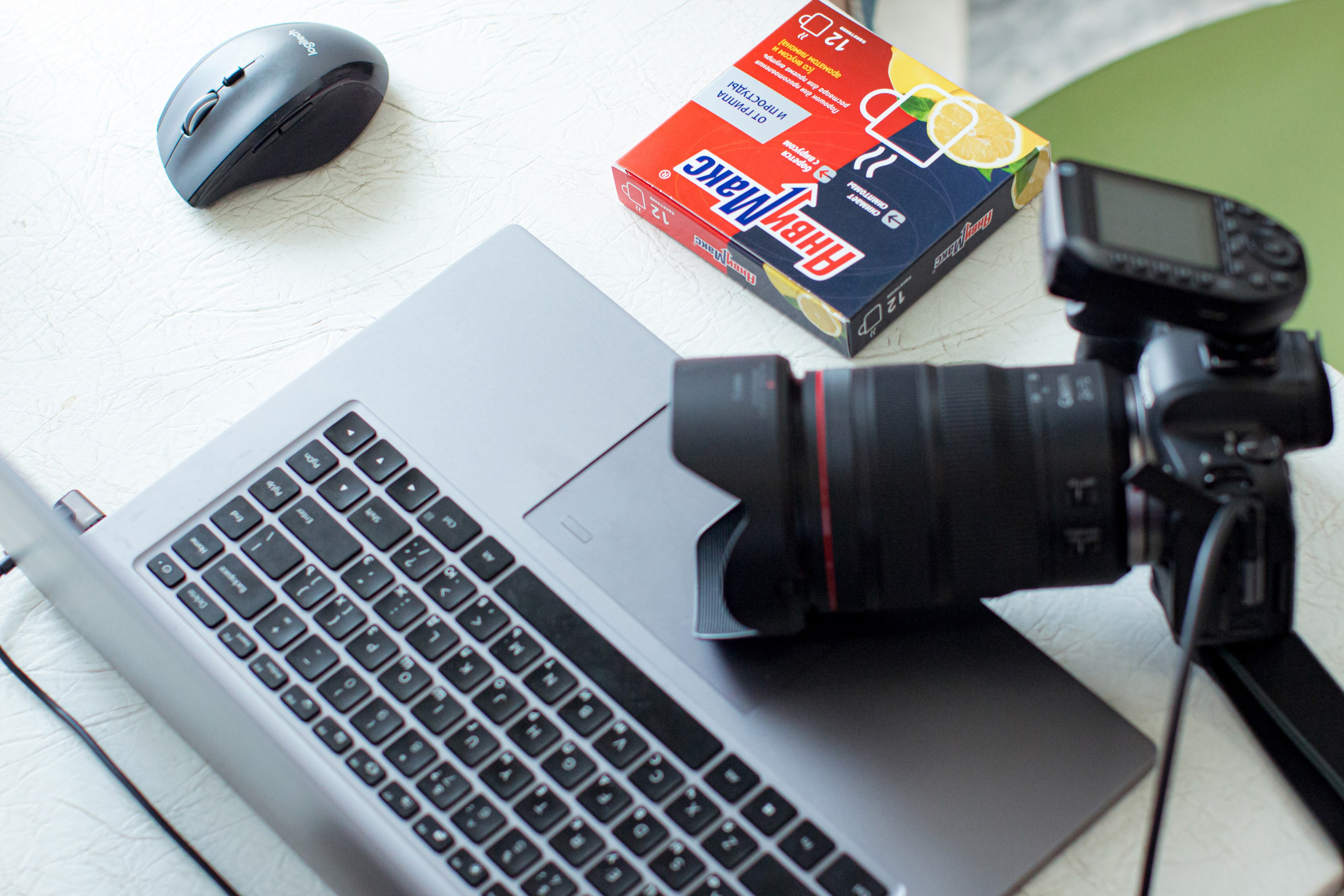 Камера Canon и ноутбук