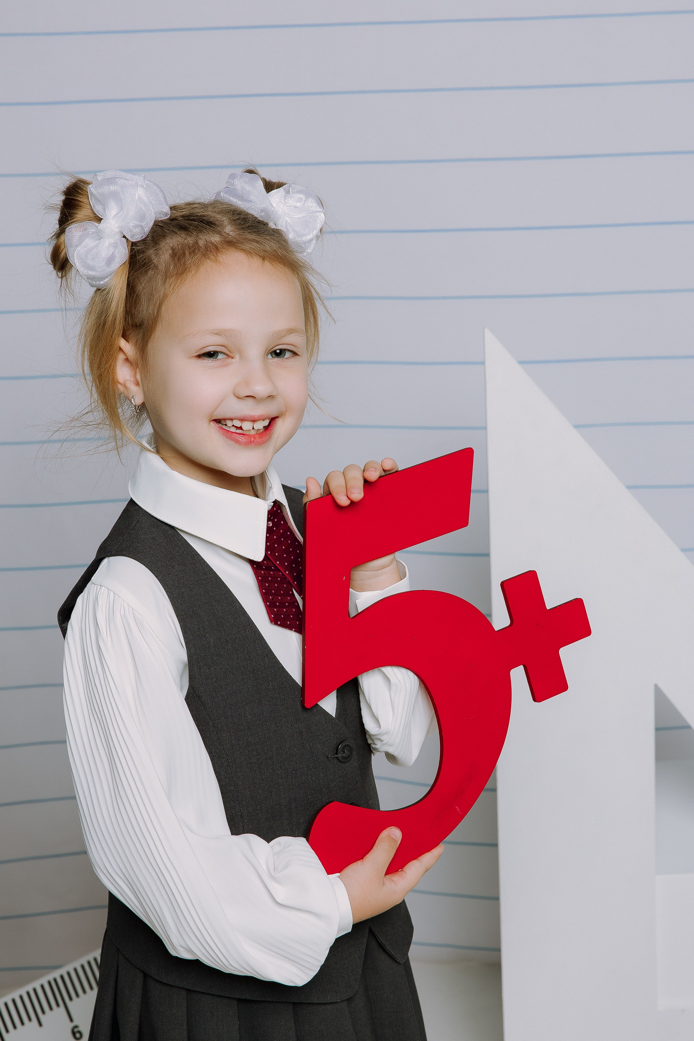 Студия- Портреты начальная школа (С реквизитом). Выпускные альбомы Натальи Бутко: Новороссийск, Анапа, Геленджик