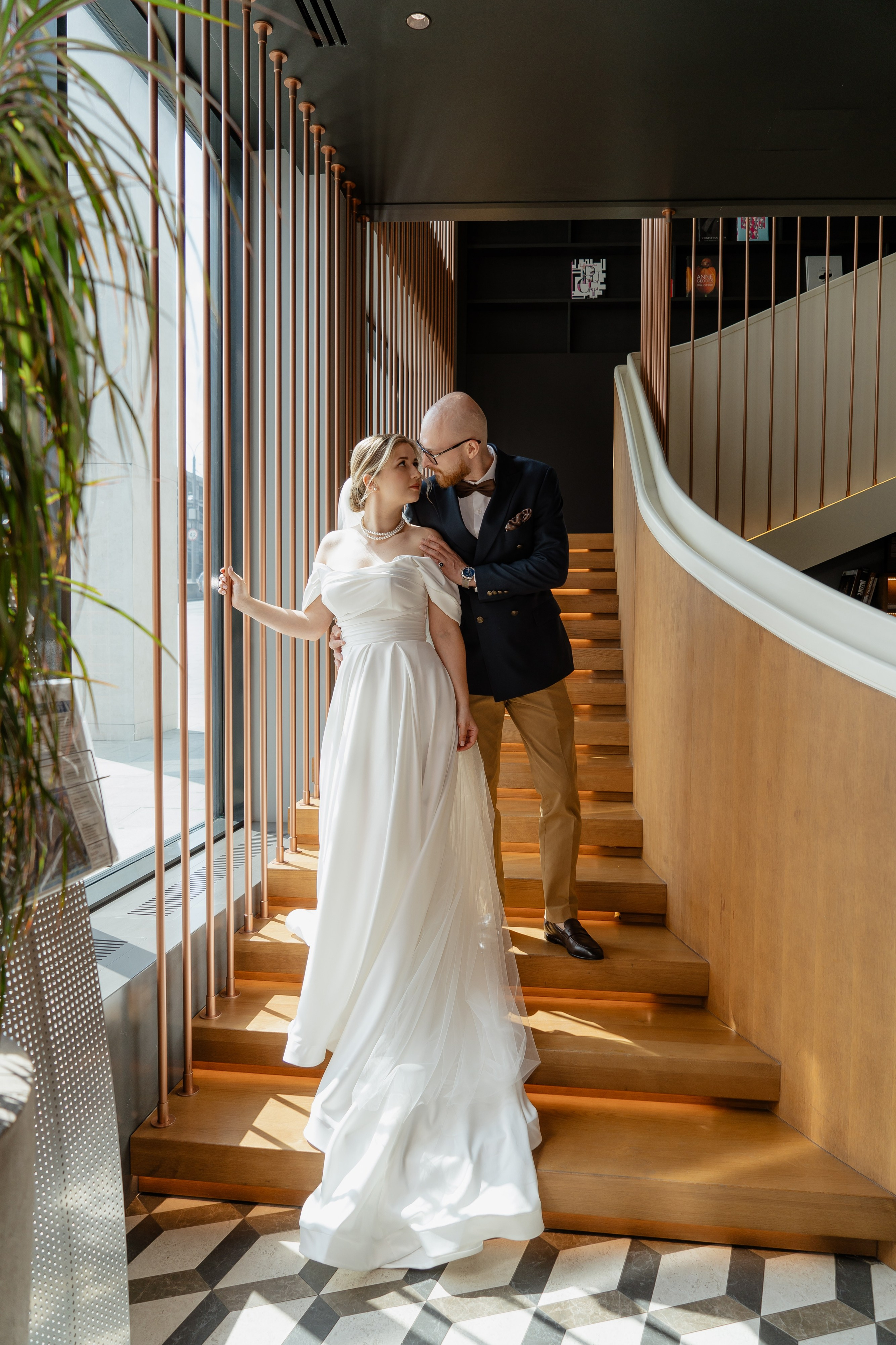Свадебная фотосессия на лестнице в отеле Мовенпик Mövenpick Moscow Taganskaya