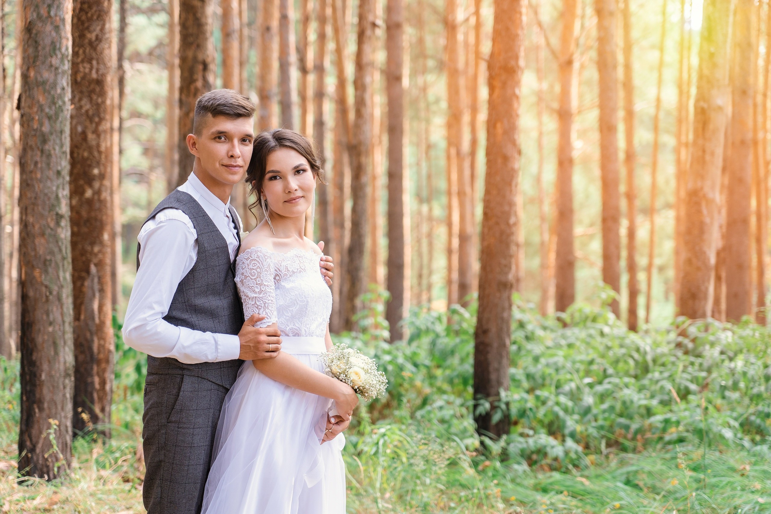 Свадебная фотография пары в сосновом бору, г. Агидель
