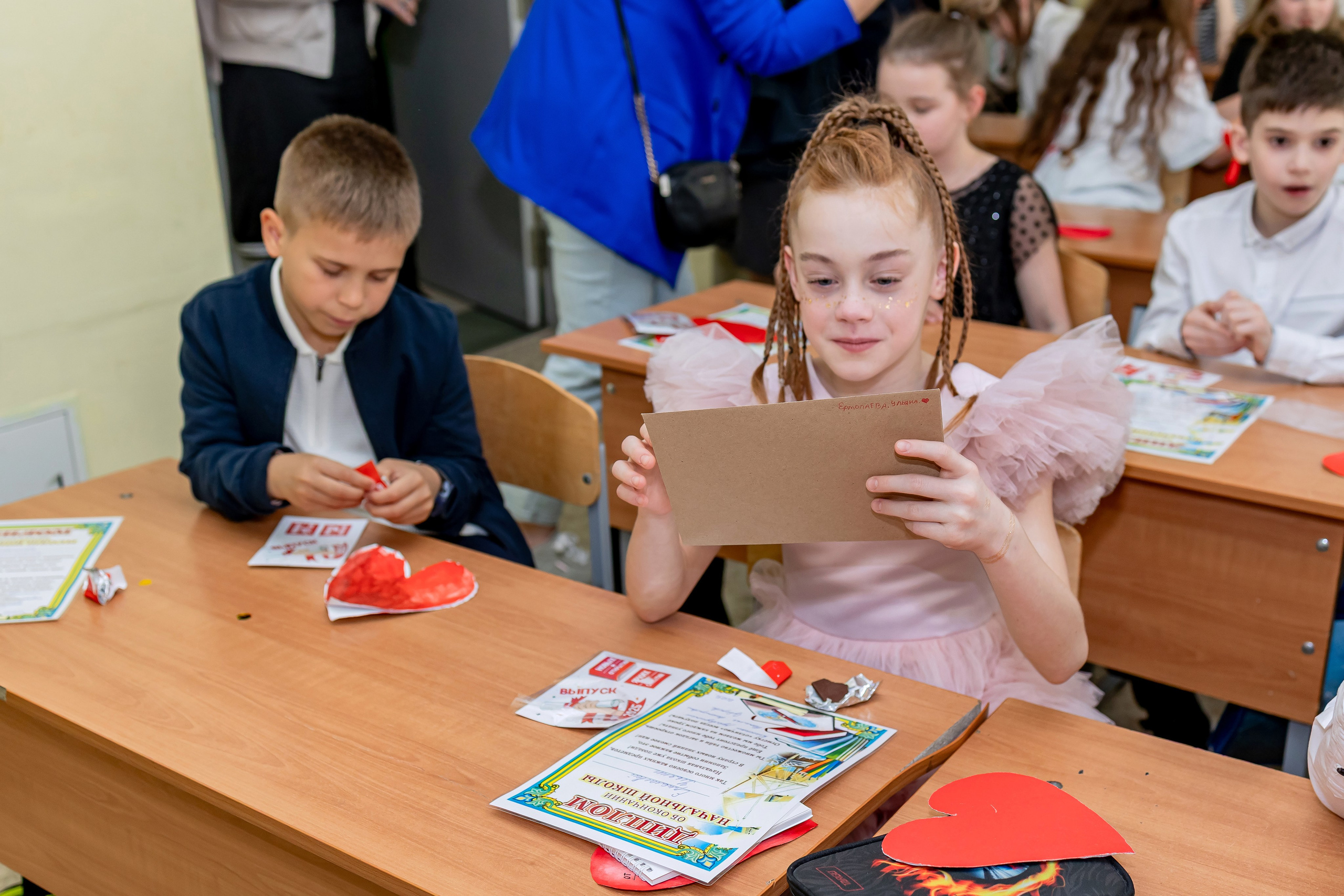 Выпускной в начальной школе в классе. Фотограф и видеограф Москва. Свадебный фотограф, видеограф. Выпускные альбомы. Оживающие альбомы