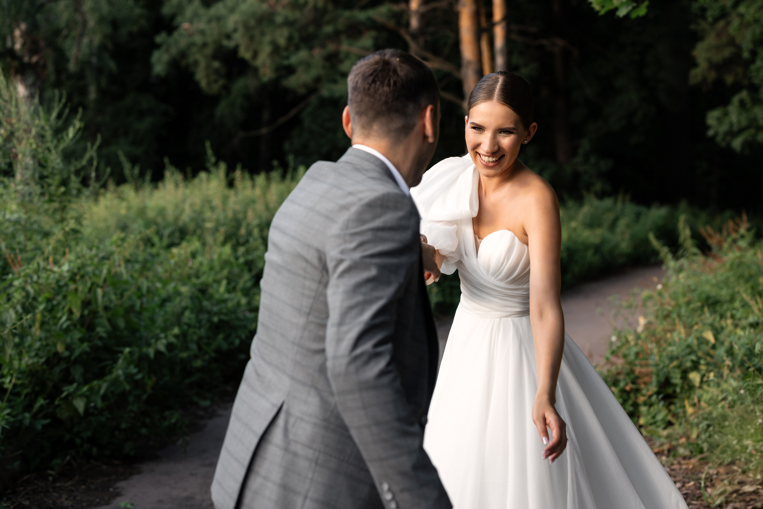 Весёлая свадебная фотопрогулка в лесу в Москве