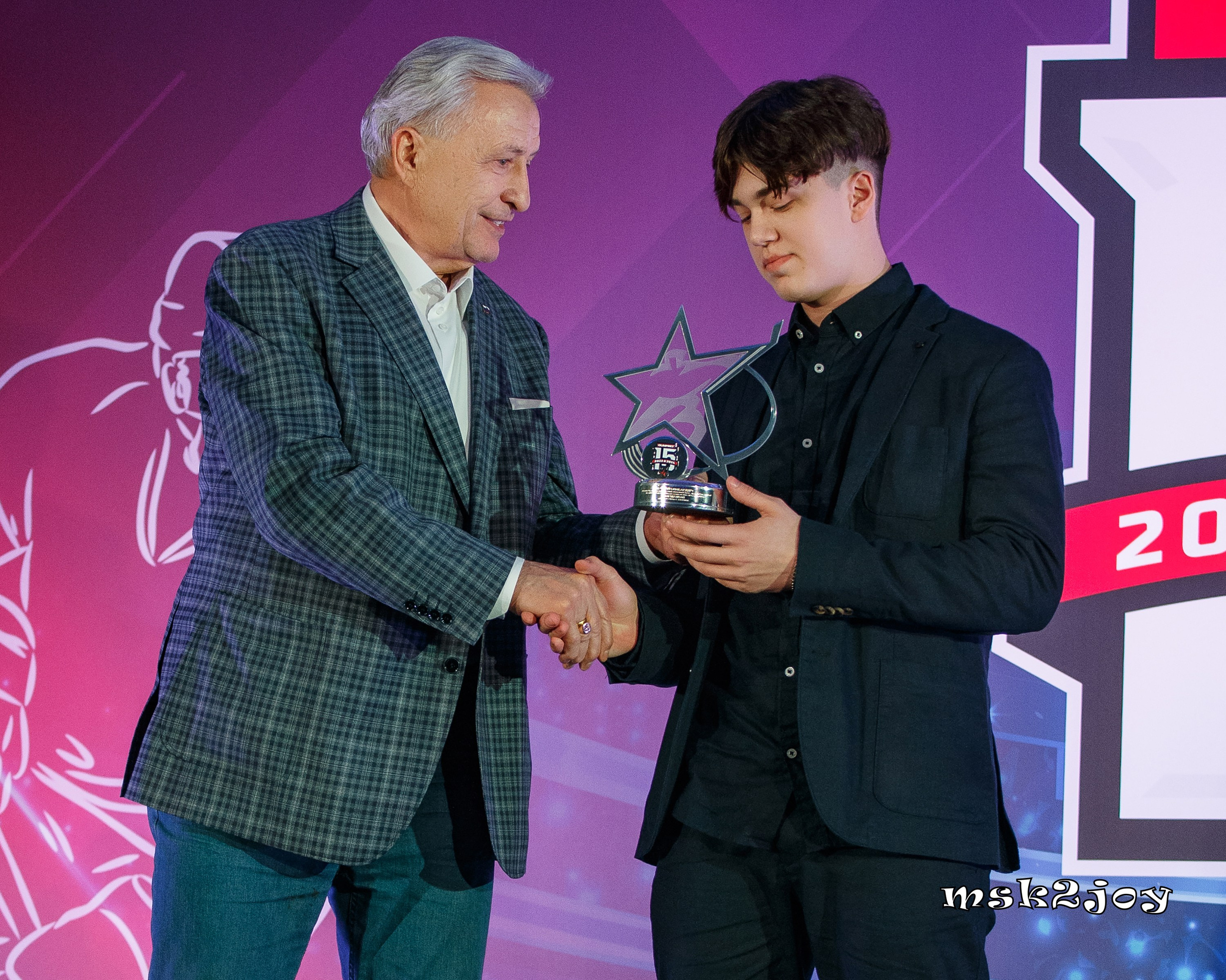 Двукратный олимпийский чемпион, семикратный чемпиона мира, председатель Совета Легенд - нападающий Александр Сергеевич Якушев вручает награду Лучшему бомбардиру регулярного чемпионата МХЛ сезона 2023-2024 Ивану Волгину («Амурские Тигры»)