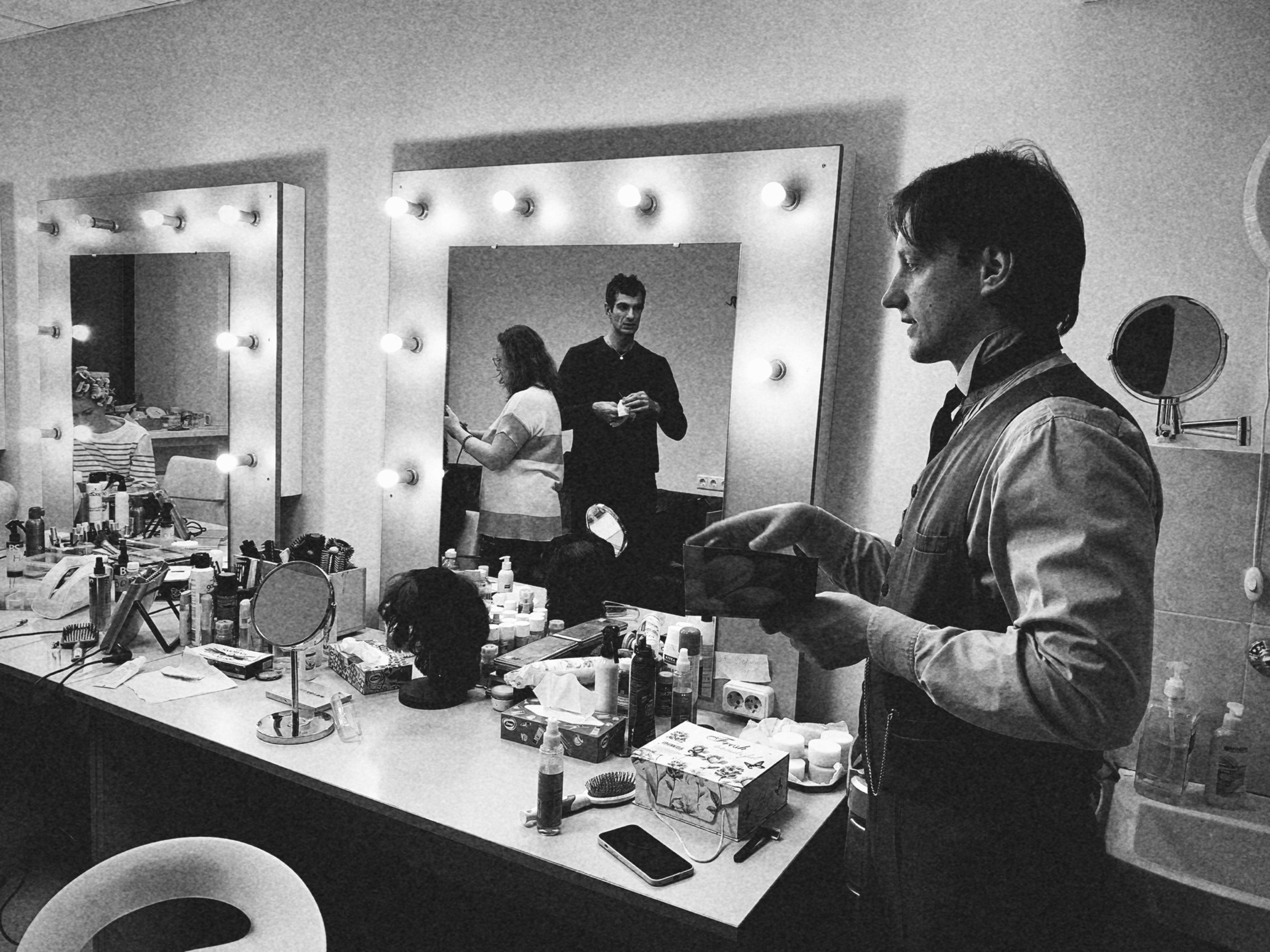 Фотосерия о магии театра и трансформации актёра: грим, костюмы, эмоции и визуальные метаморфозы на пути к сценическому образу. На фото — актёры Театра Стаса Намина и Мастерской Петра Фоменко. Фотограф: Ожерельев Лев