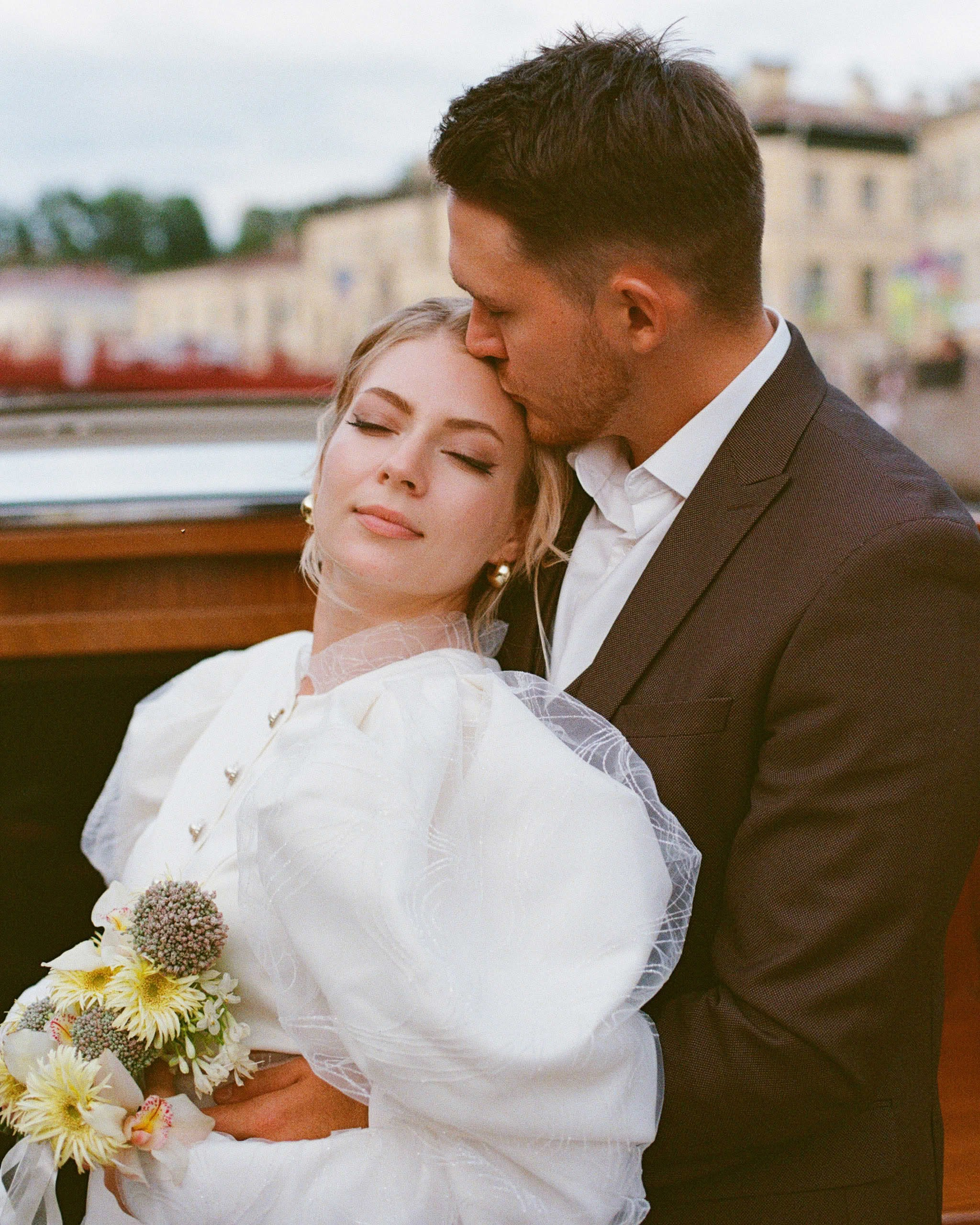 Жених нежно обнимает невесту, свадебная плёнка, прогулка по Неве