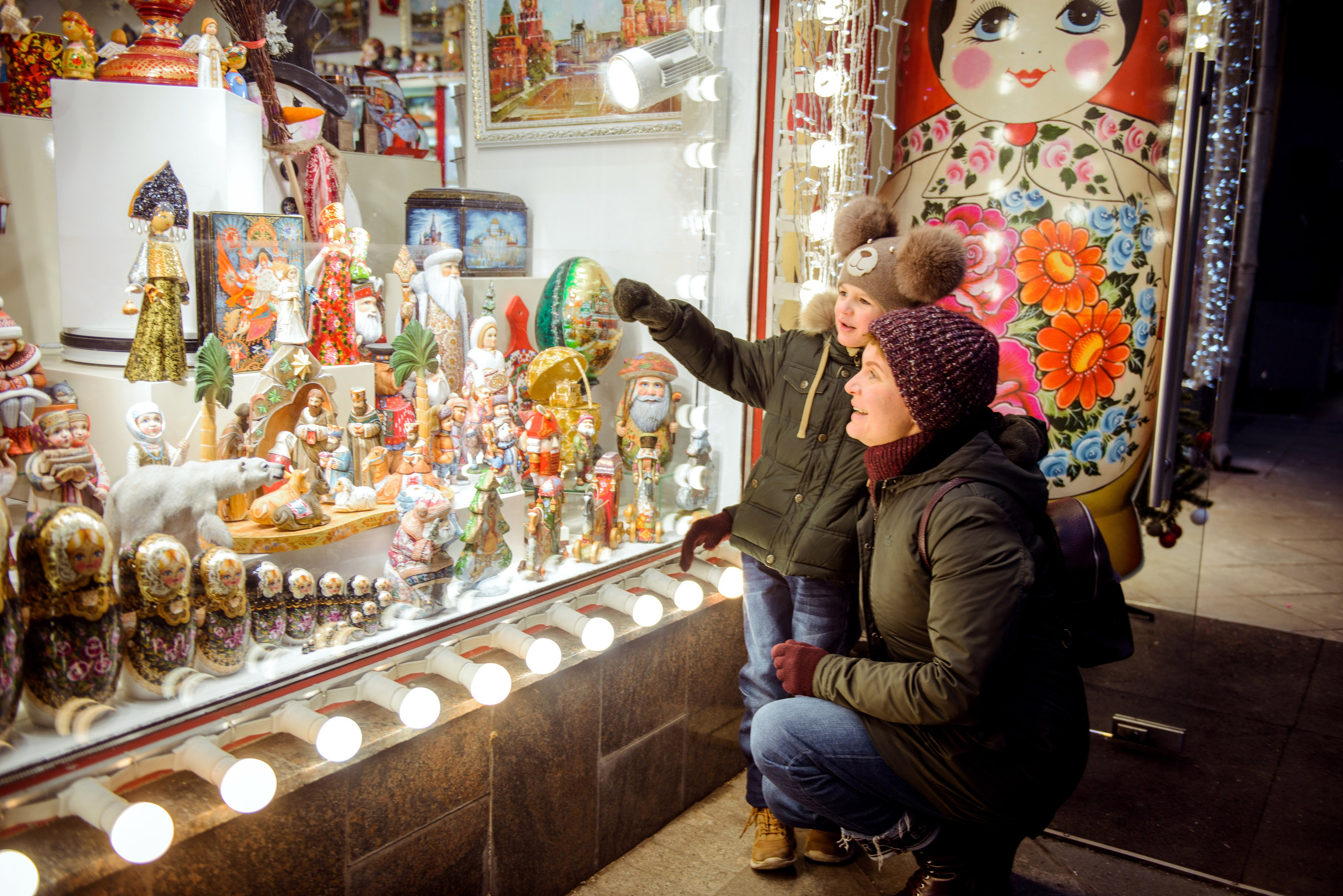 family photo shoot walking in the city. New Year Christmas photoshoot (Photographer in Edinburgh Elena Carruthers)